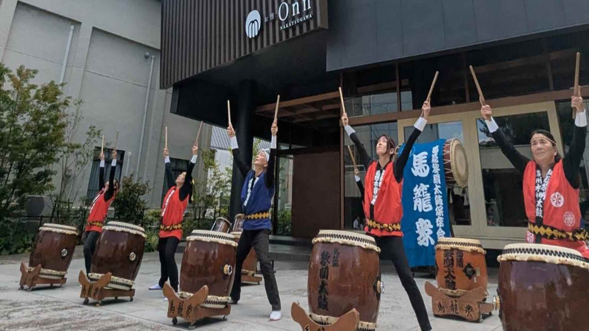 六斎市　馬籠黎明太鼓 演奏の様子