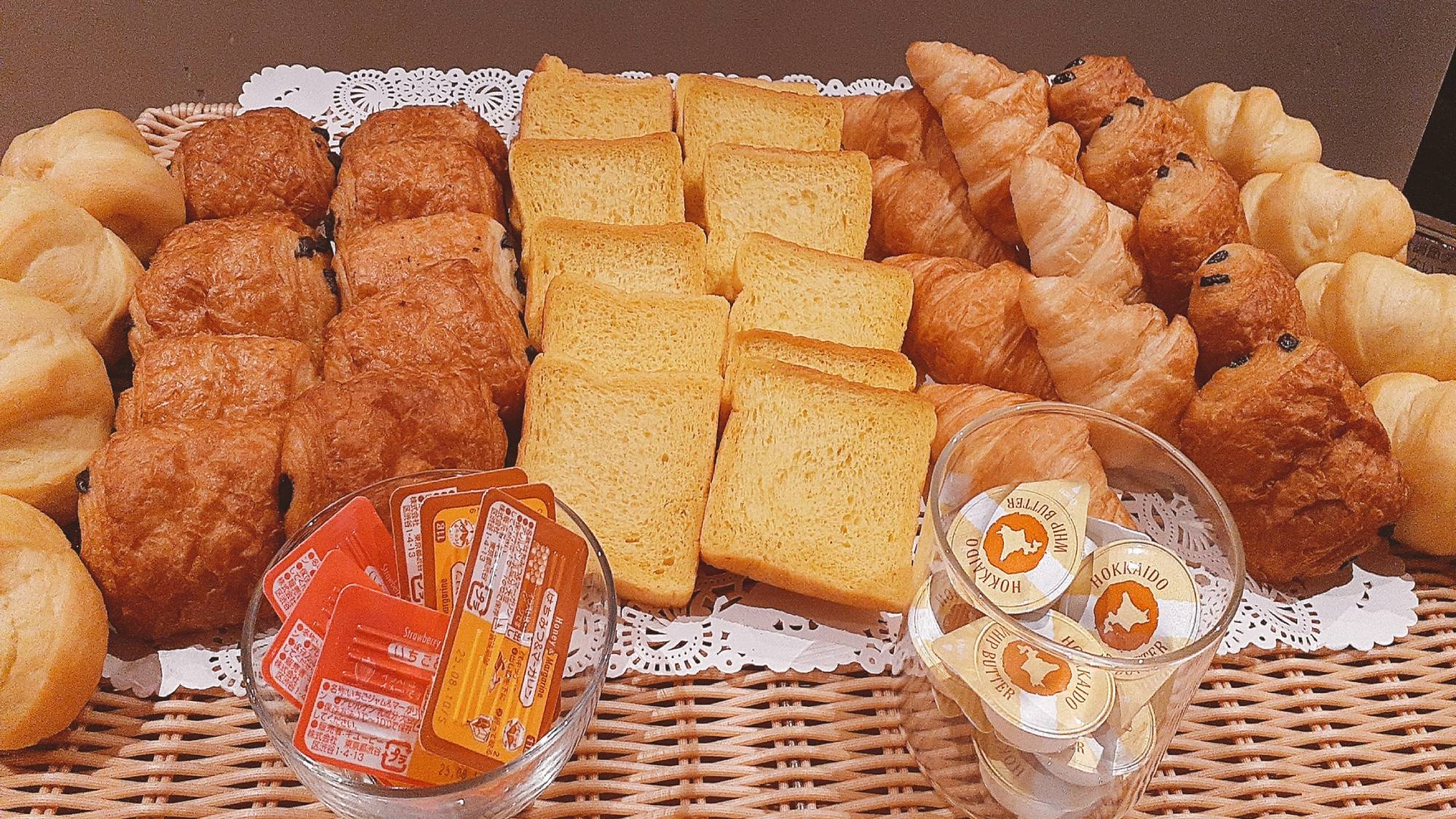 【朝食】バターやジャムをつけてどうぞ