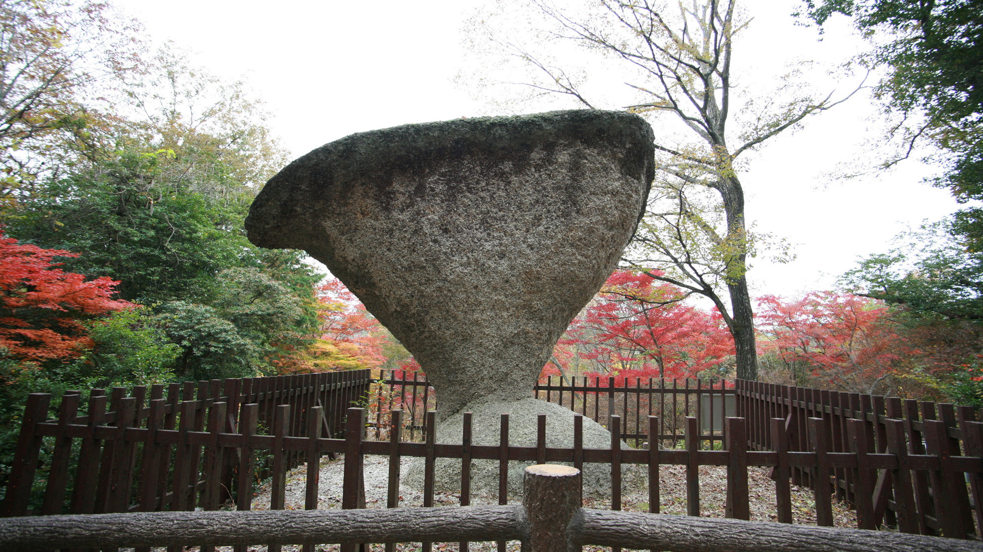 傘岩＜秋＞■当館から車で25分