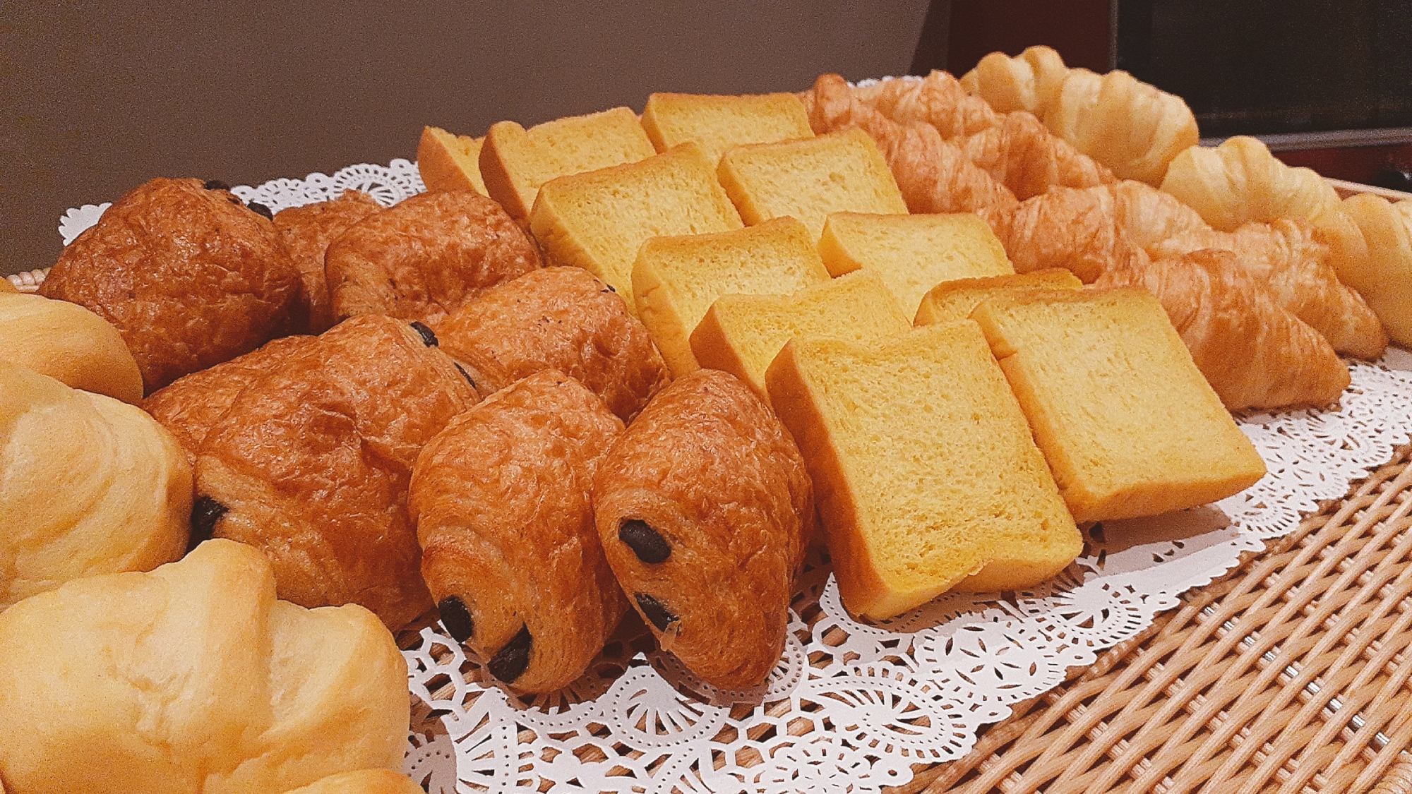 【朝食】ふわふわのパンがずらり