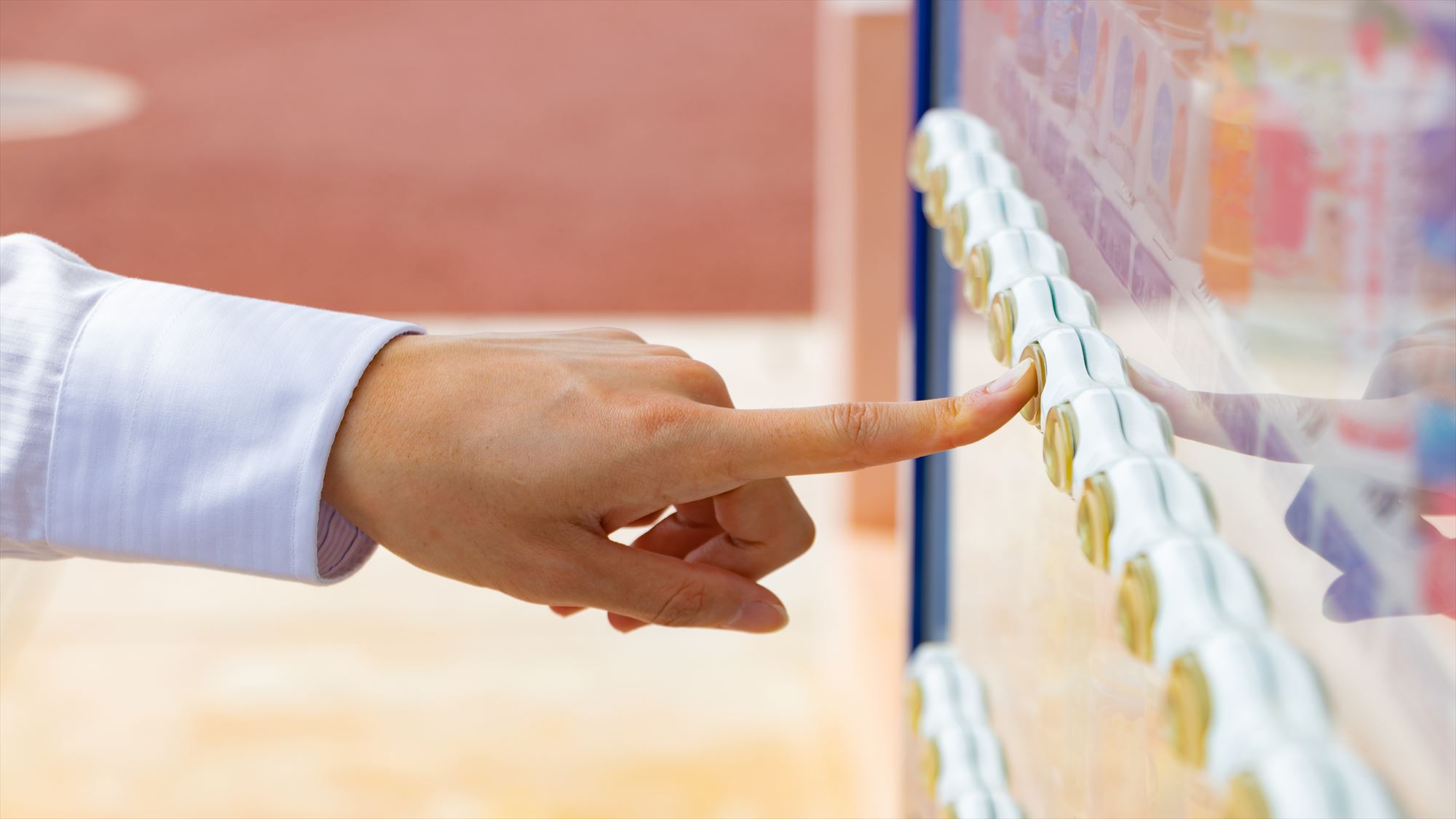 自販機｜24時間ご利用いただけます。※アルコールのご用意はございません。（1,3,５階）