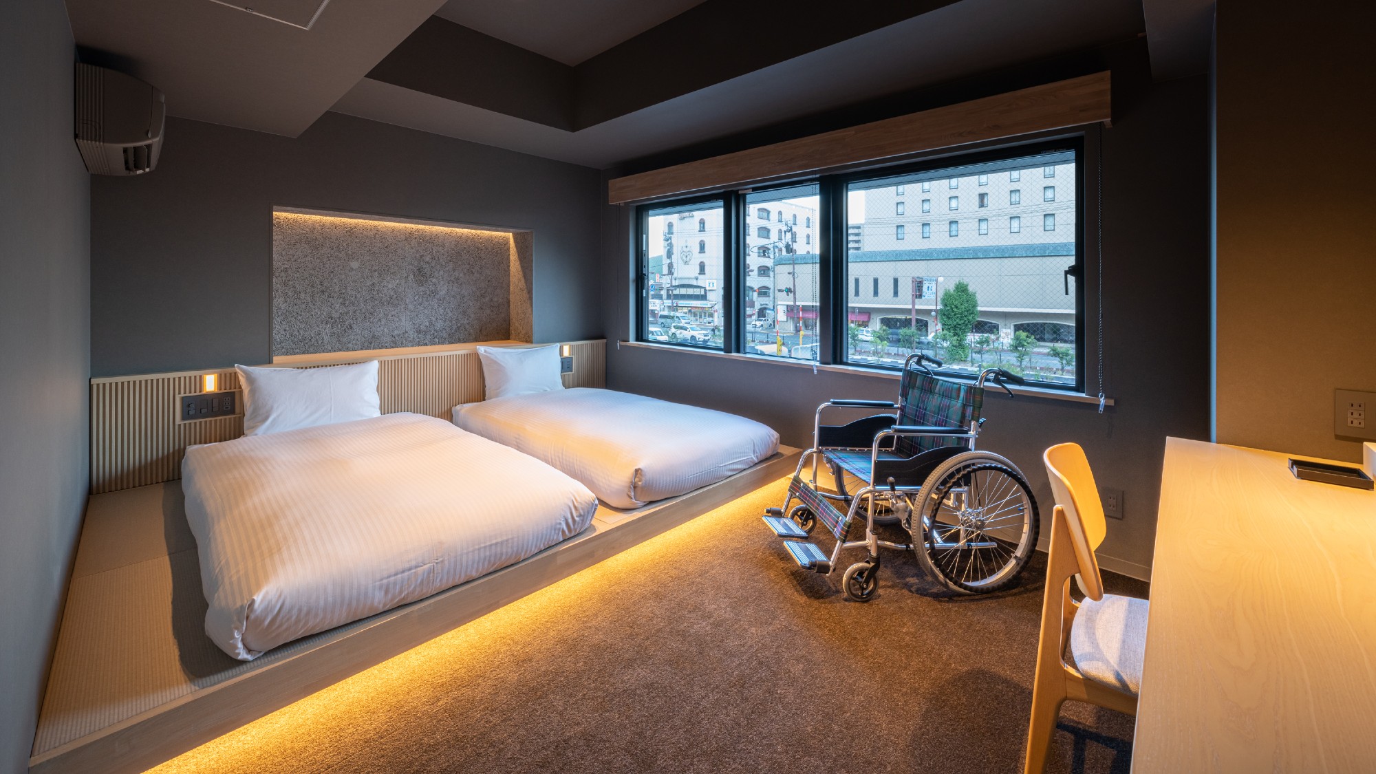 【ユニバーサルツインルーム】車いすも通る広々としたお部屋です。