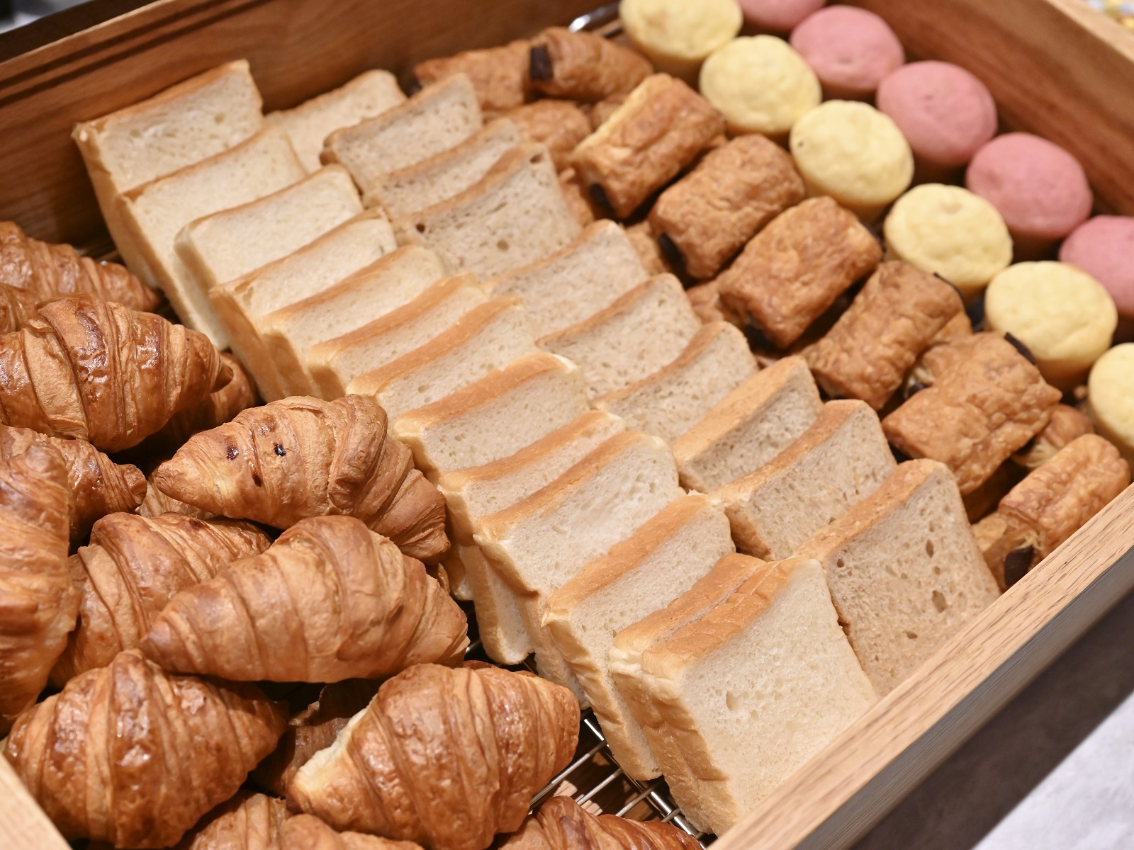 【たくさんの種類のパンをご用意】