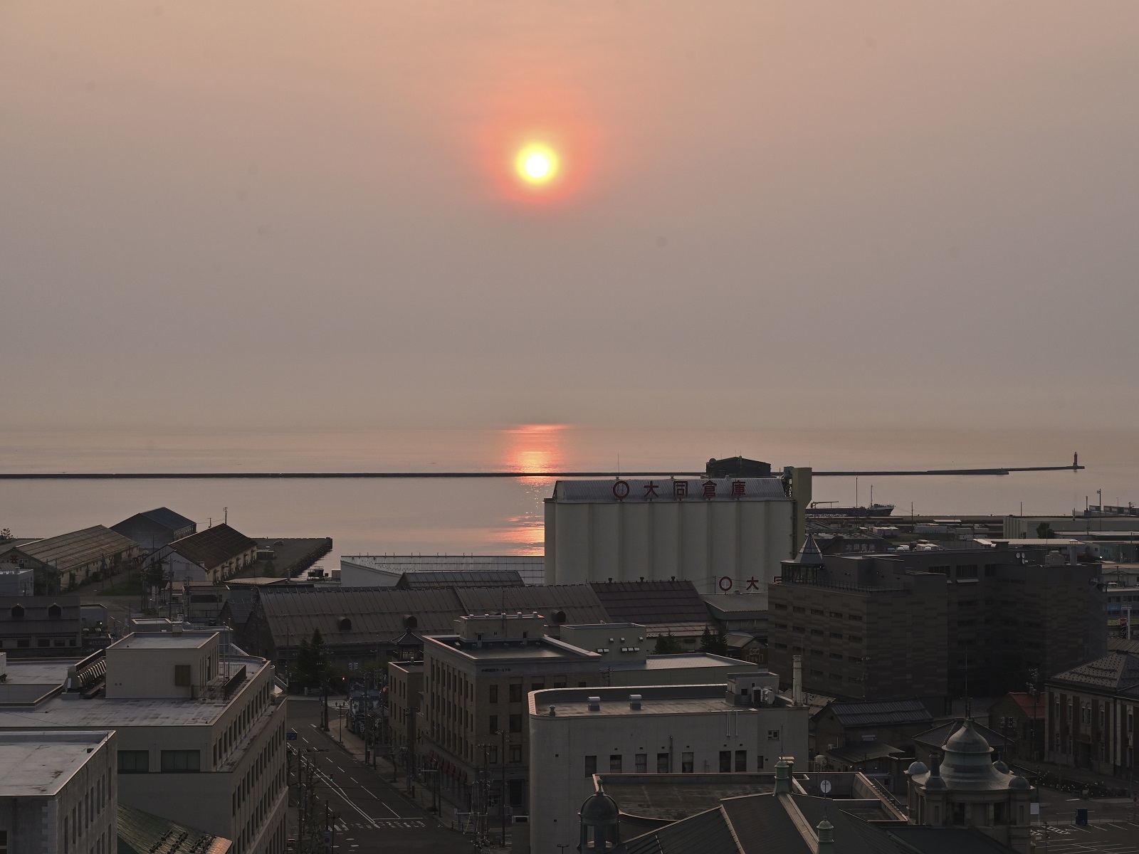 【11階/展望大浴場】露天風呂から望む日の出