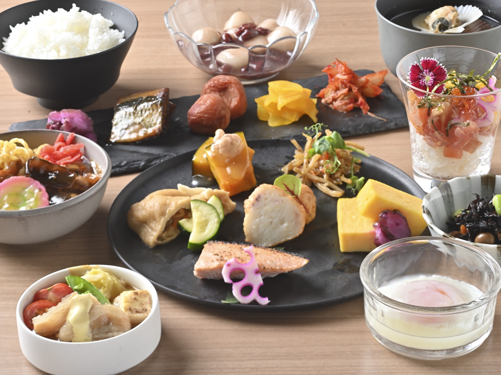 【和食洋食ご当地メニューまで様々なお料理をご用意】