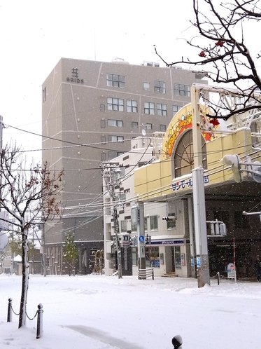【季節の景観：冬】雪化粧したホテル周辺