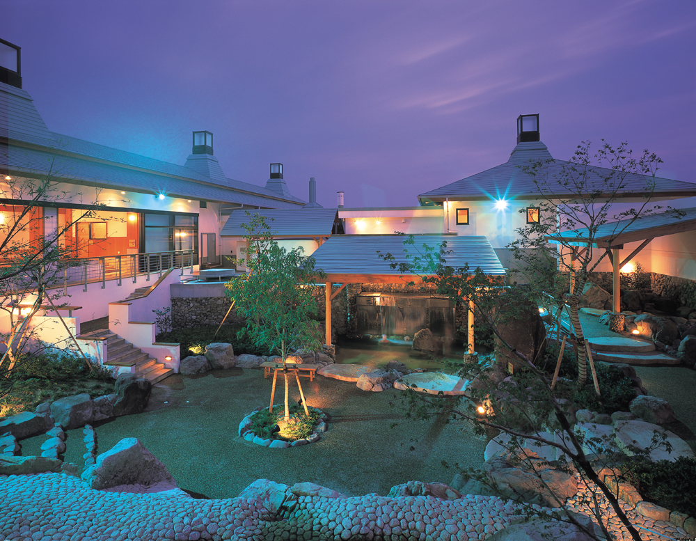 大浴場『天然温泉 琴弾廻廊』の露天風呂全景(夜)