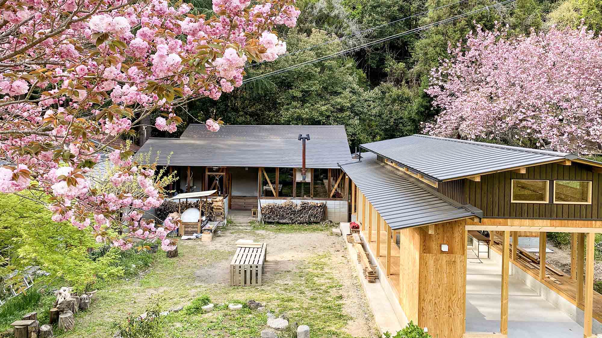 ・【外観】静かな自然のなかにたたずむ当館。存分に四季折々の自然を感じてください