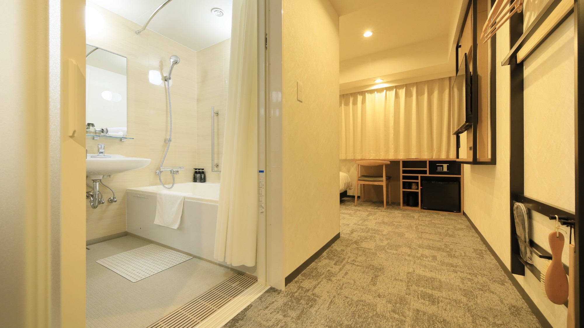 ユニバーサルルーム(17㎡ / 140cmサイズベッド)