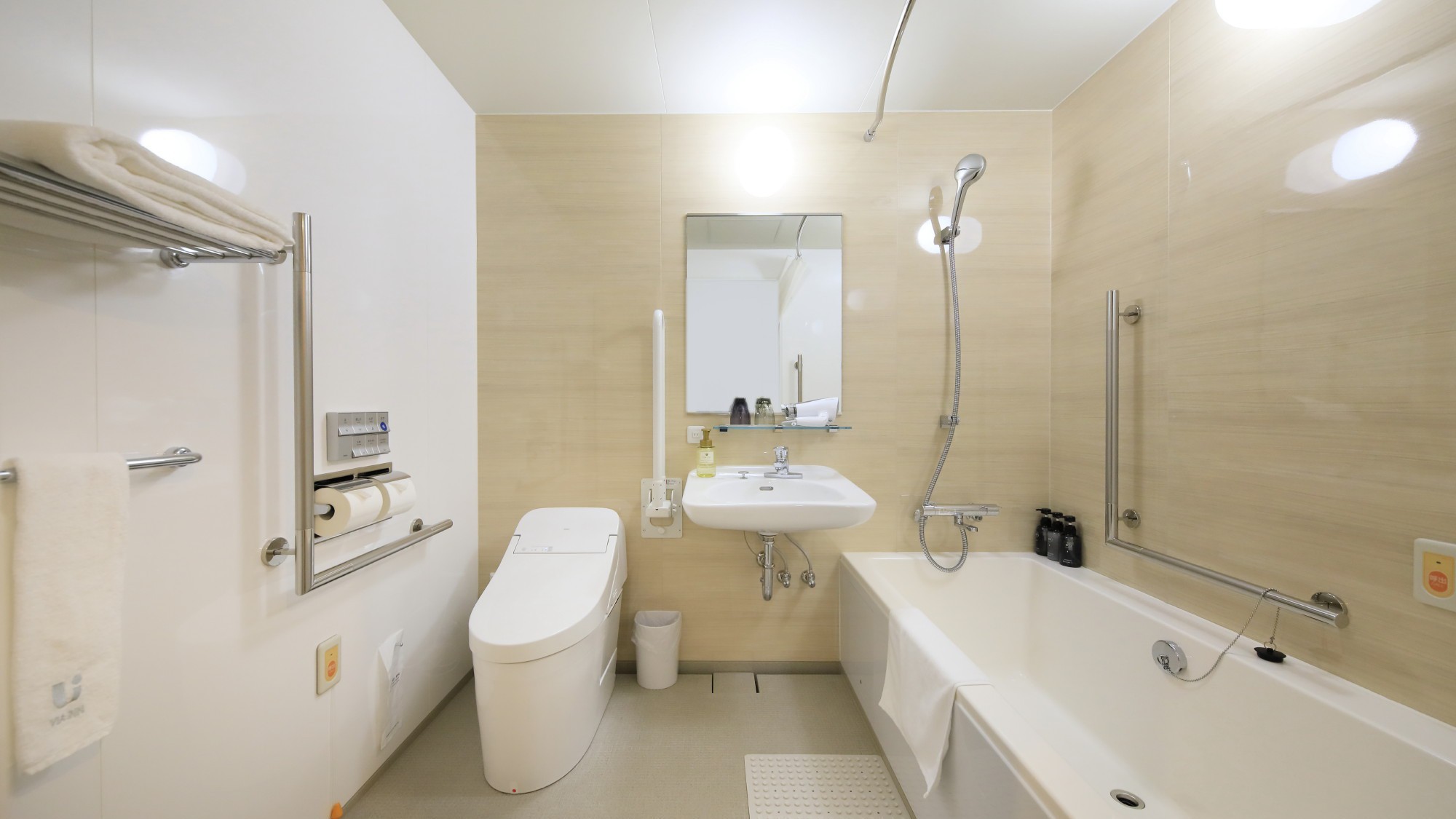 ユニバーサルルーム(17㎡ / 140cmサイズベッド)