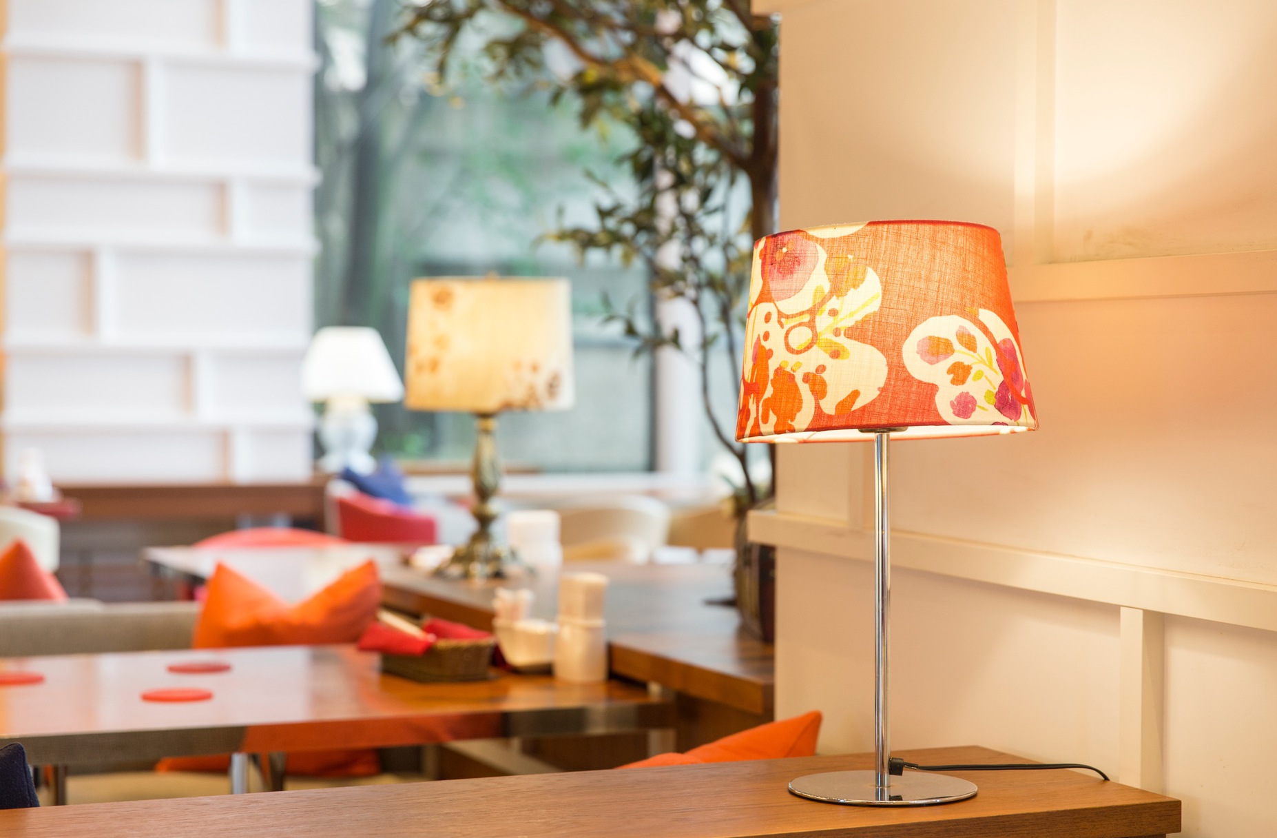 朱色を基調としたランプが印象的な暖かみのある空間。【L'atelier 空 (Kuu)】