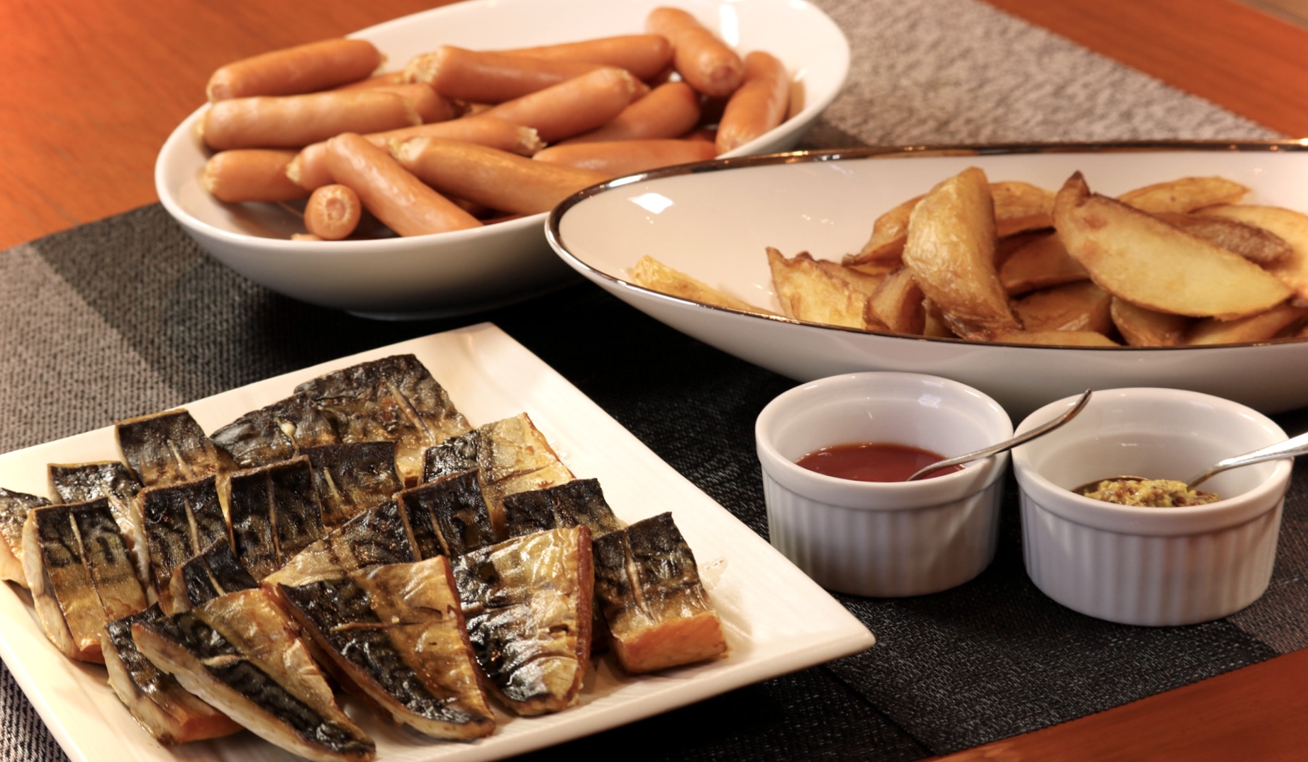 【朝食】「日替わりで楽しめる焼き魚、バラエティ豊かな総菜をご用意しております。」