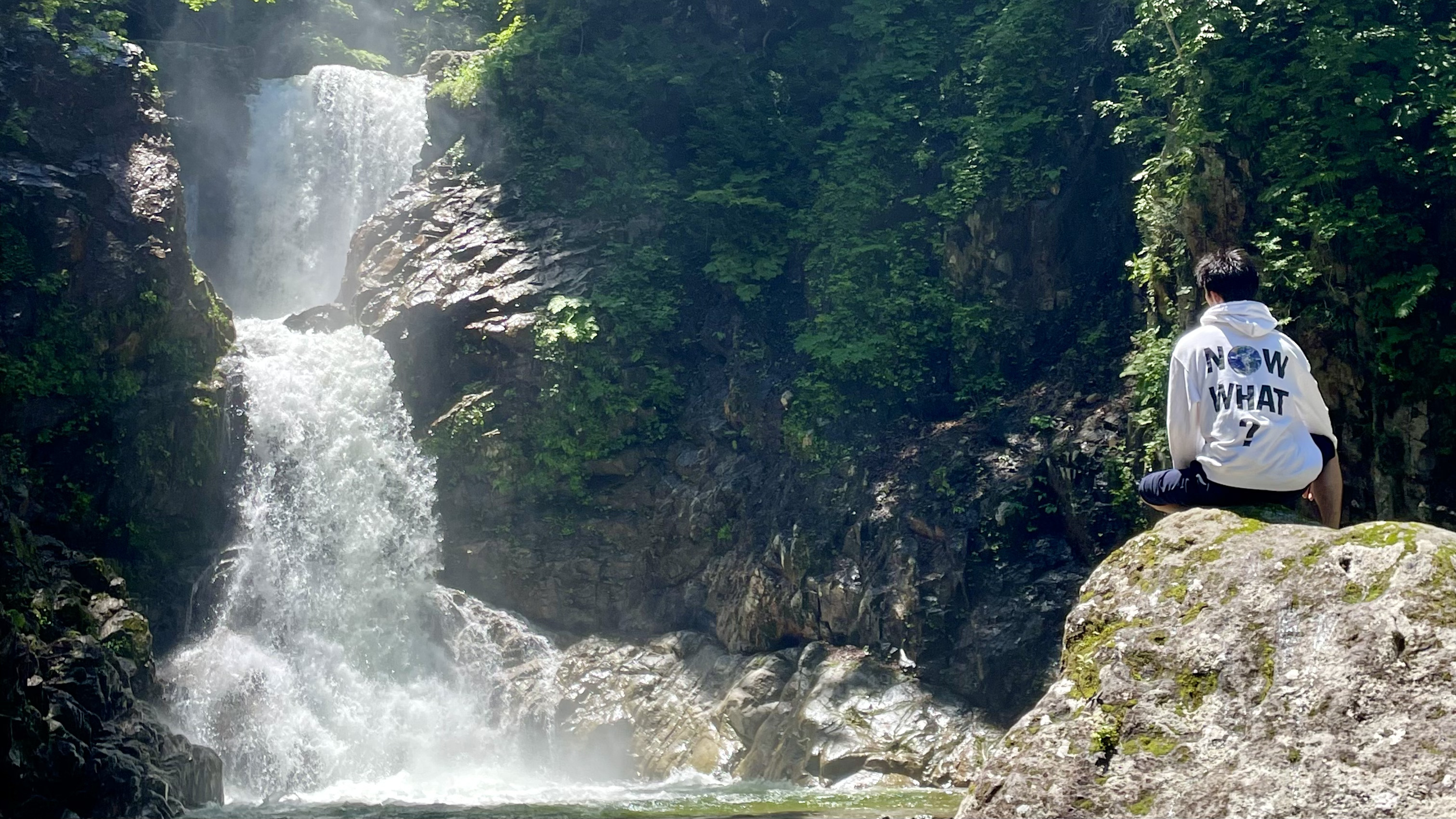 【白布大滝】米沢市の南部に位置する白布温泉街に沿って流れる大樽川の上流にかかる落差30mの滝。
