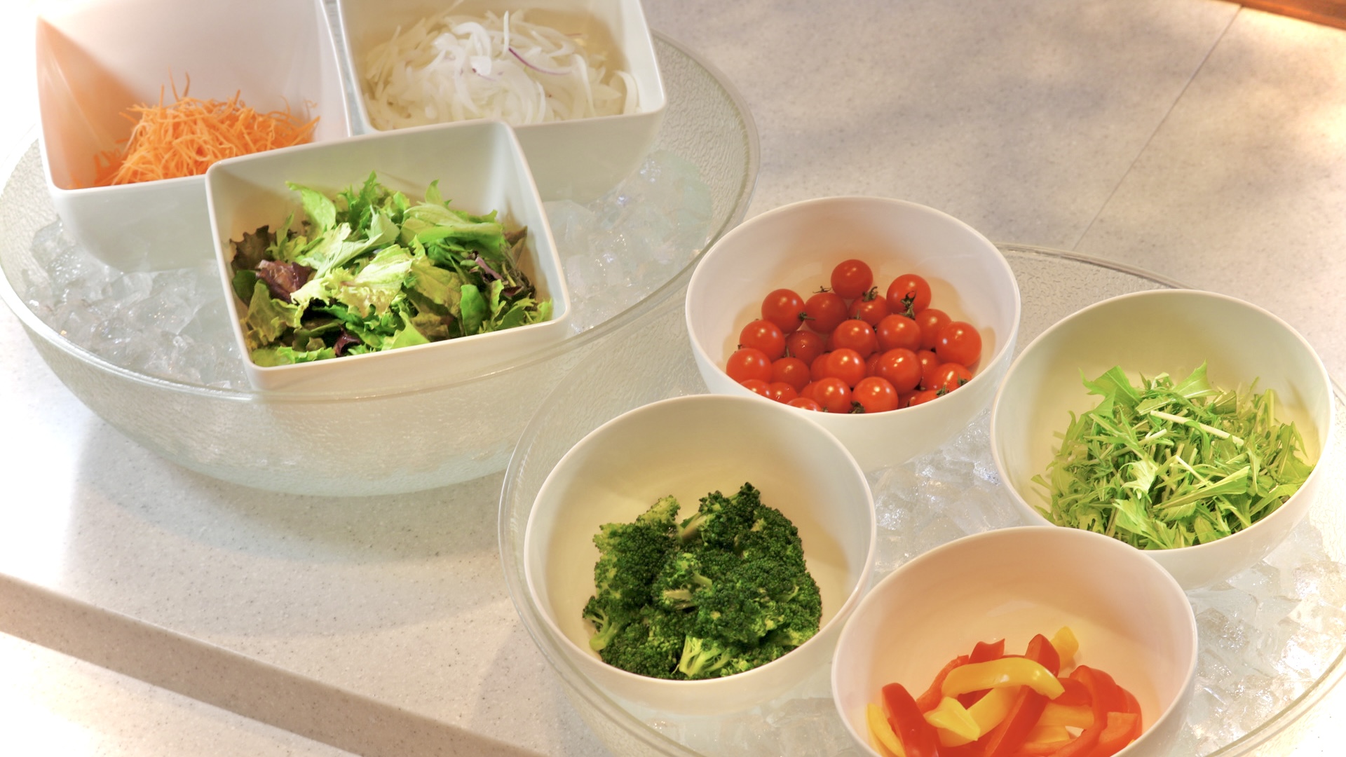【朝食】「山形の新鮮な野菜が彩る、河北町野菜のサラダ。新鮮な素材が心を満たします。」