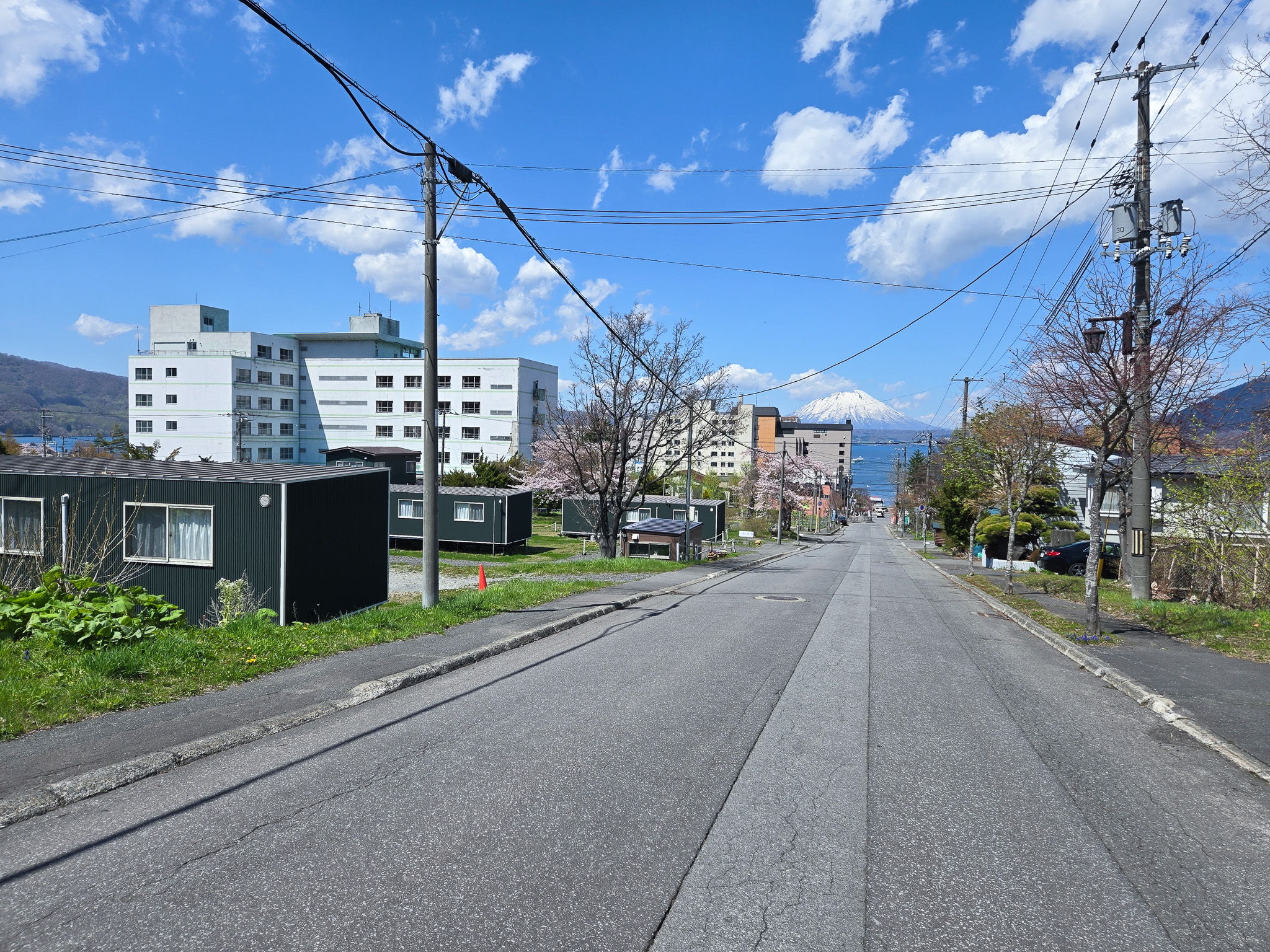 TOYA Center Villageから洞爺湖は徒歩圏内。洞爺湖が見える好立地で、自由な滞在をお楽しみ下さい。