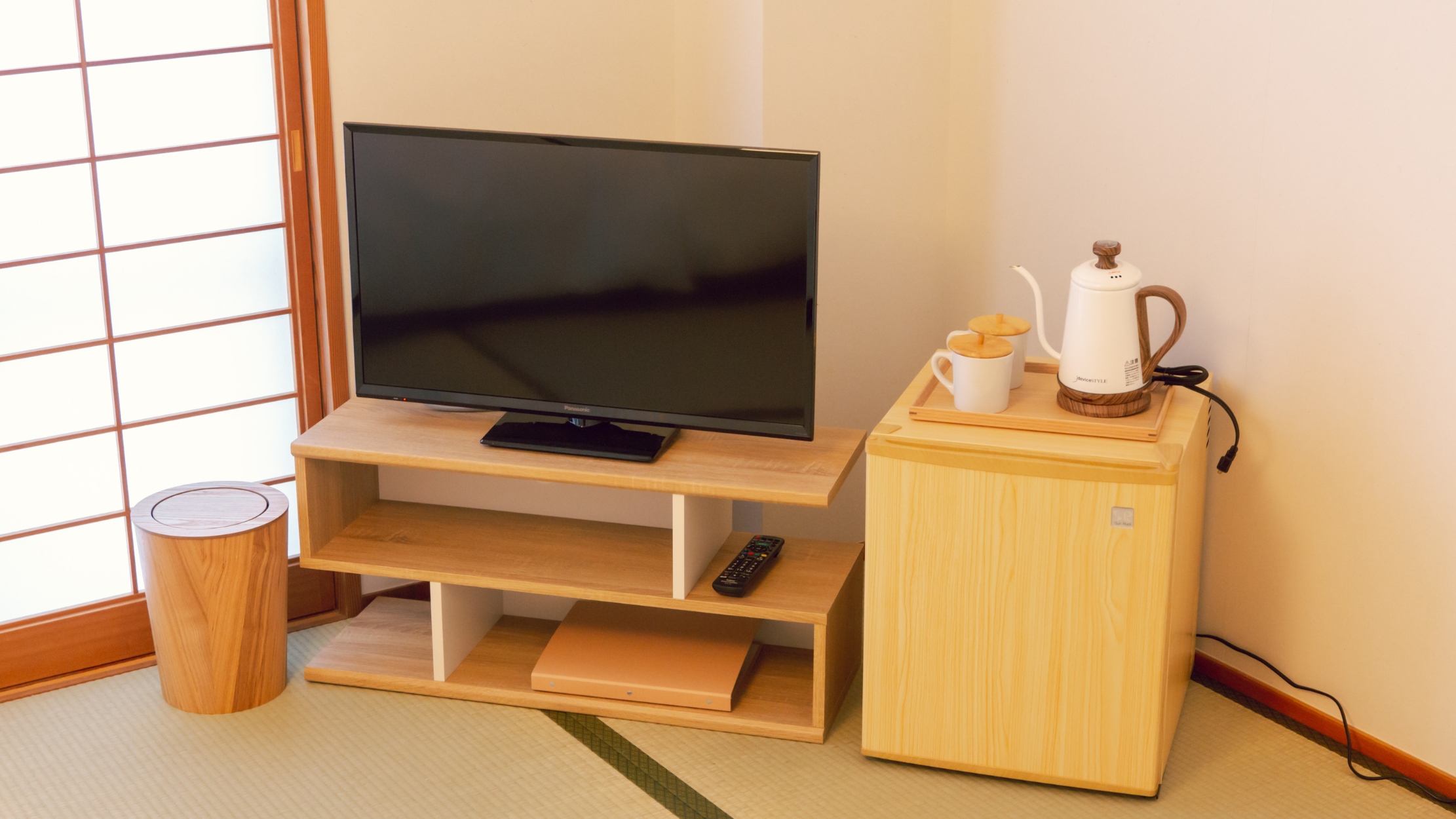 和室_テレビと冷蔵庫
