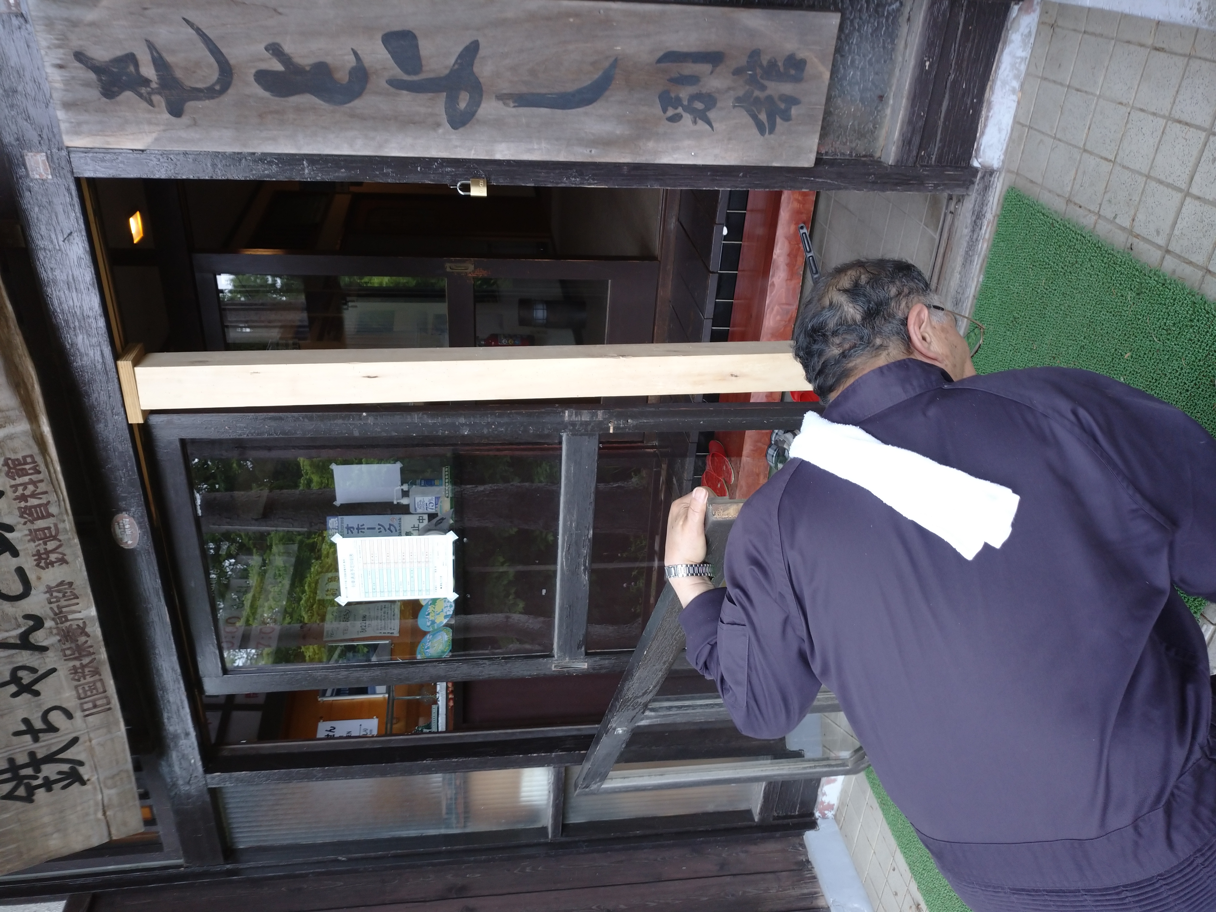 職人　工房　殊刃里　高橋氏　木工作品でなく、建物をメンテナンスもしていただいてます。