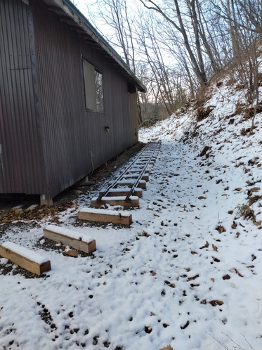 雪の山側の線路