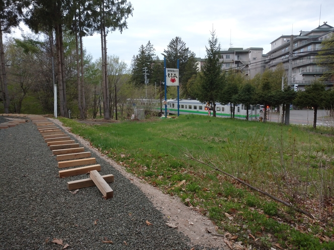 線路敷設風景　駅予定地　枕木設置