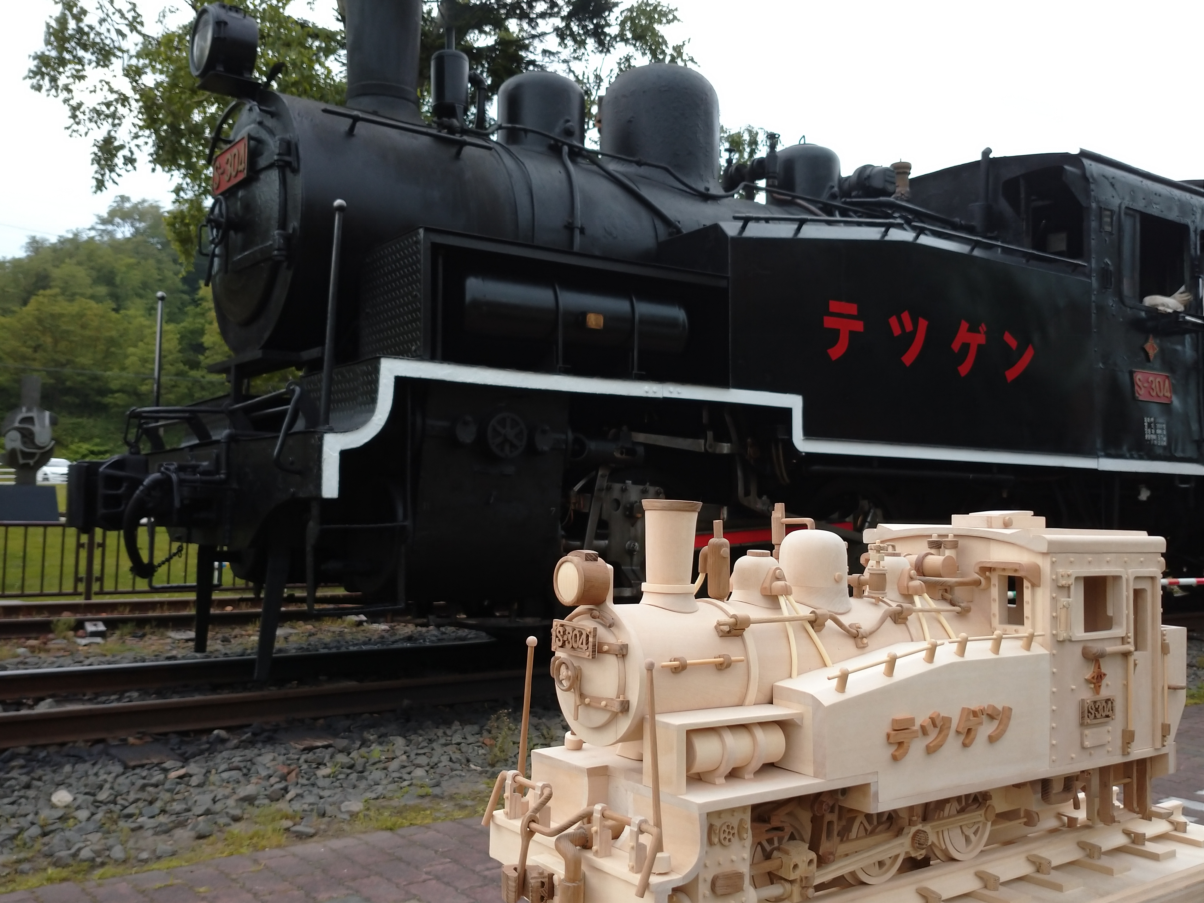 木工SL　北海道　三笠鉄道村、ＳＬ・Ｓ－３０４号　と　記念撮影