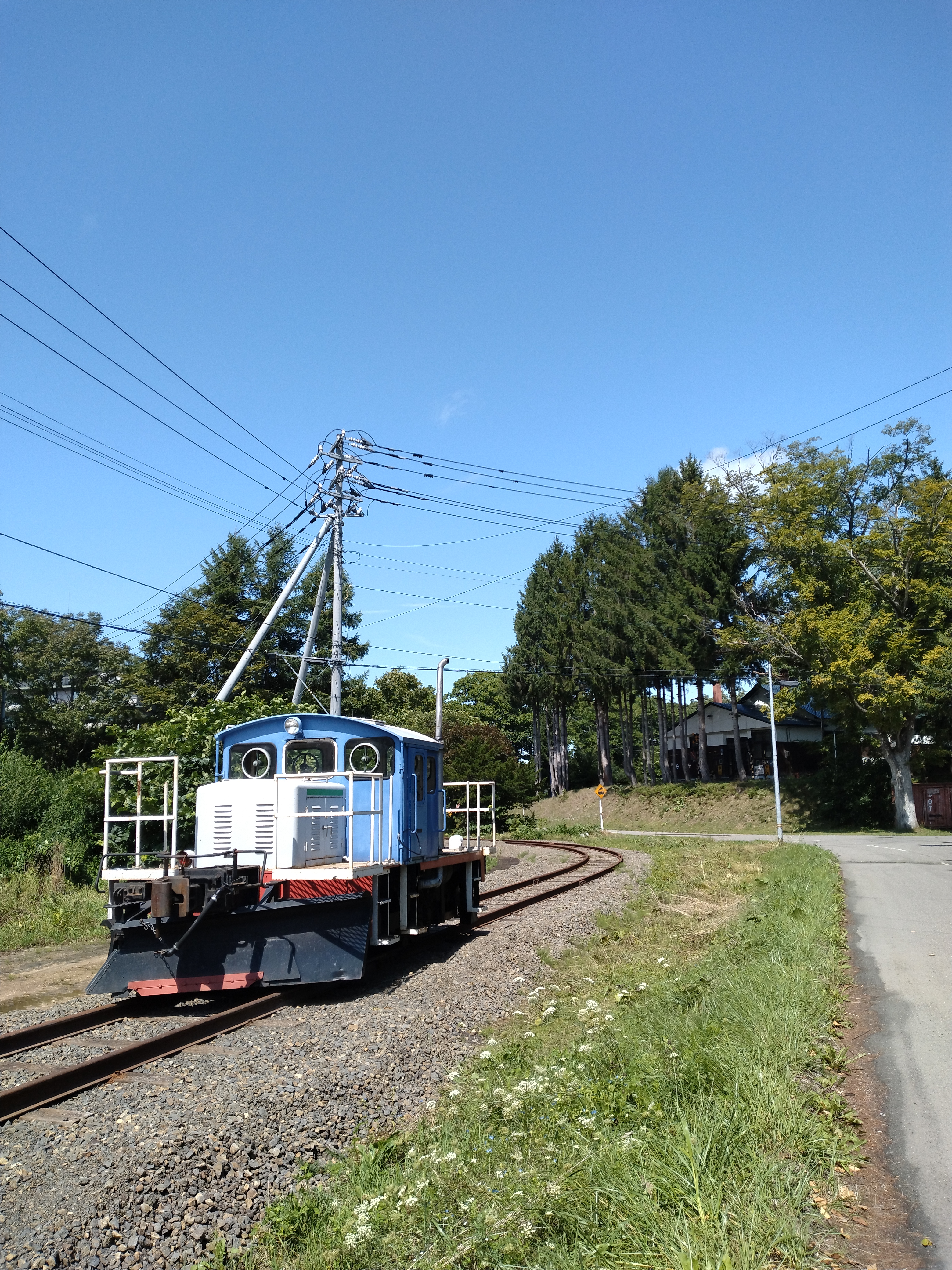 晴天の中を走る　入換動車