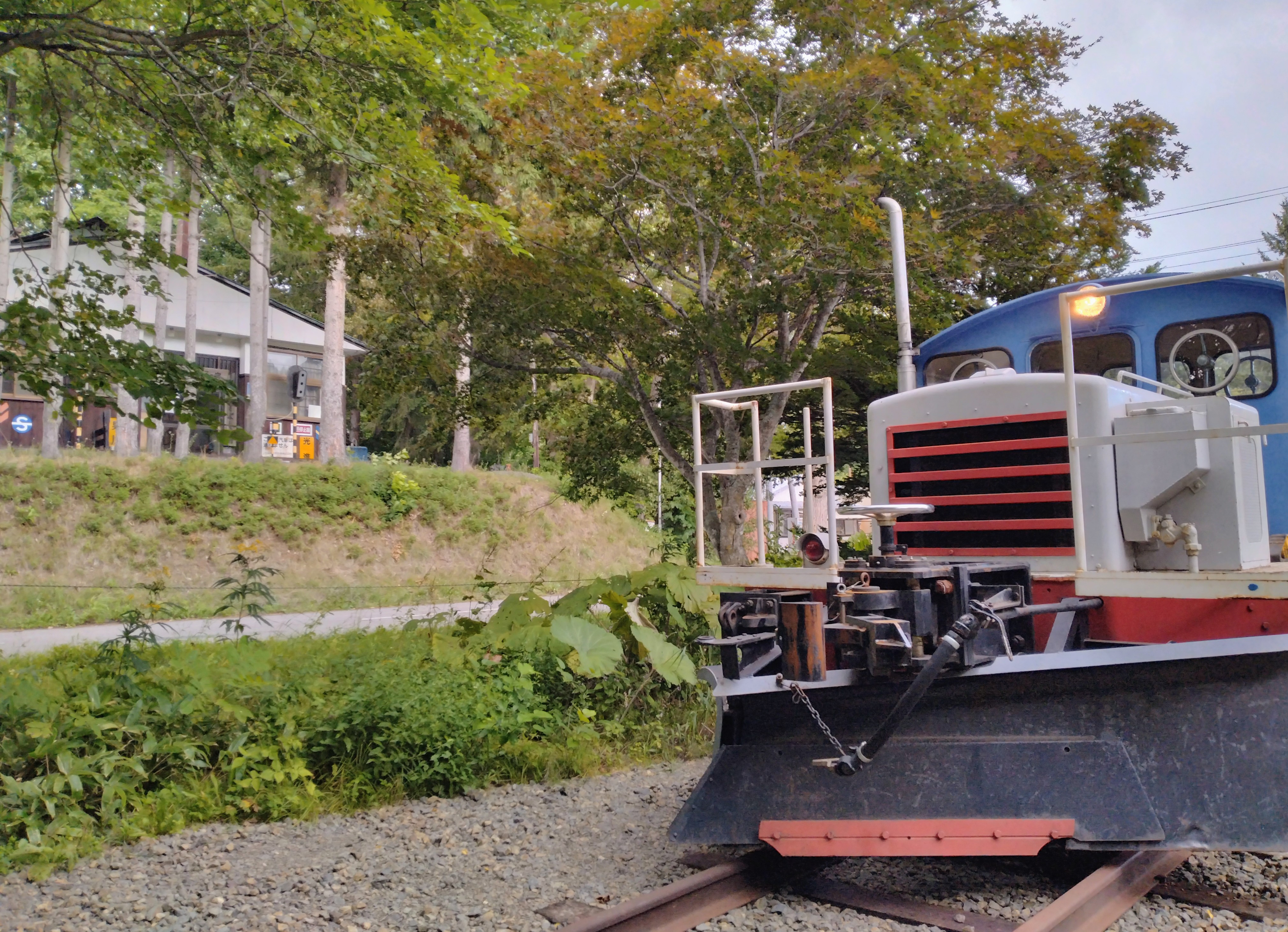 宿前に停まる　ディーゼル機関車