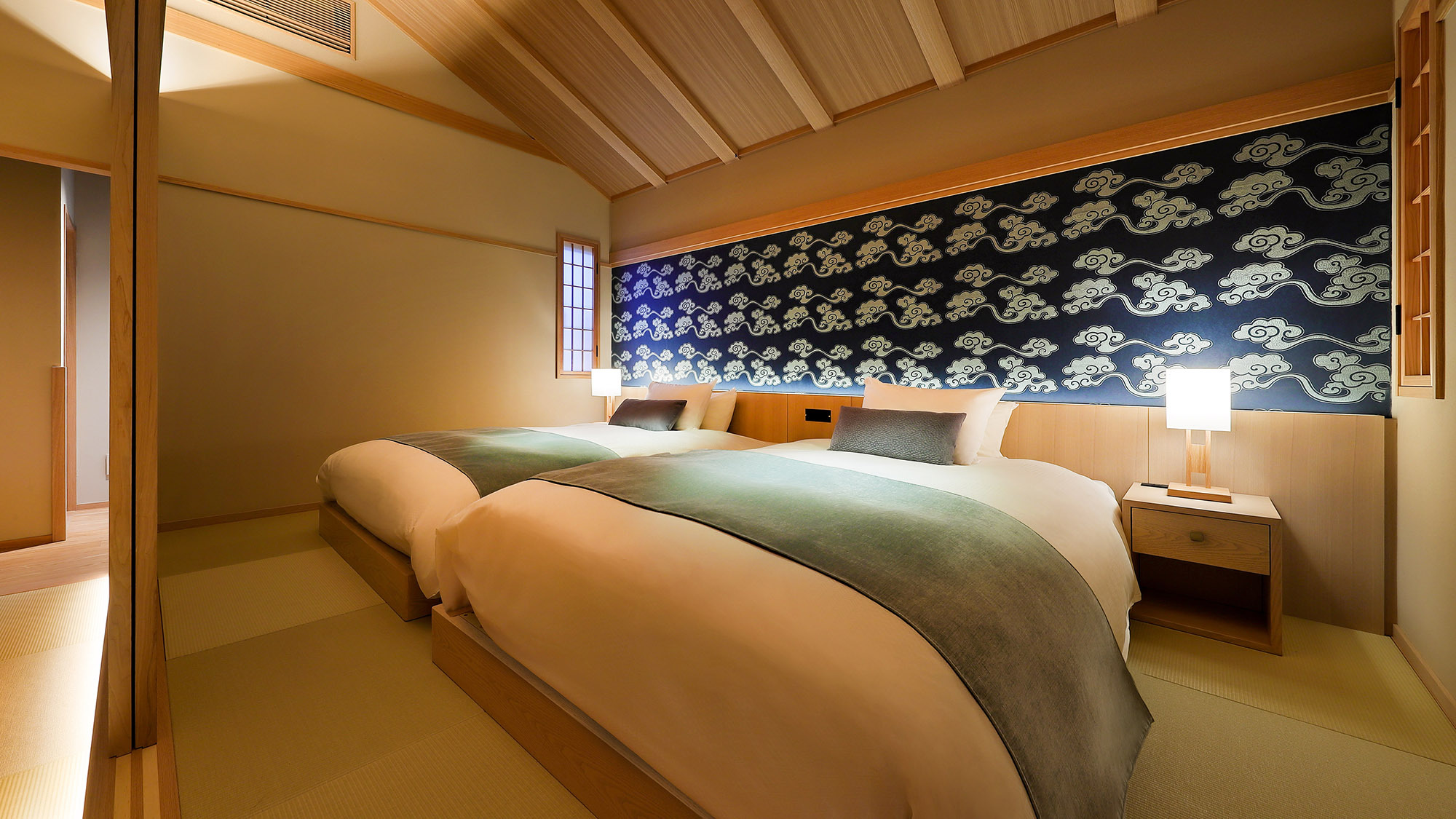 ・【離れ和室85平米・彩雲】寝室のベッドはゆったり広々のセミダブル