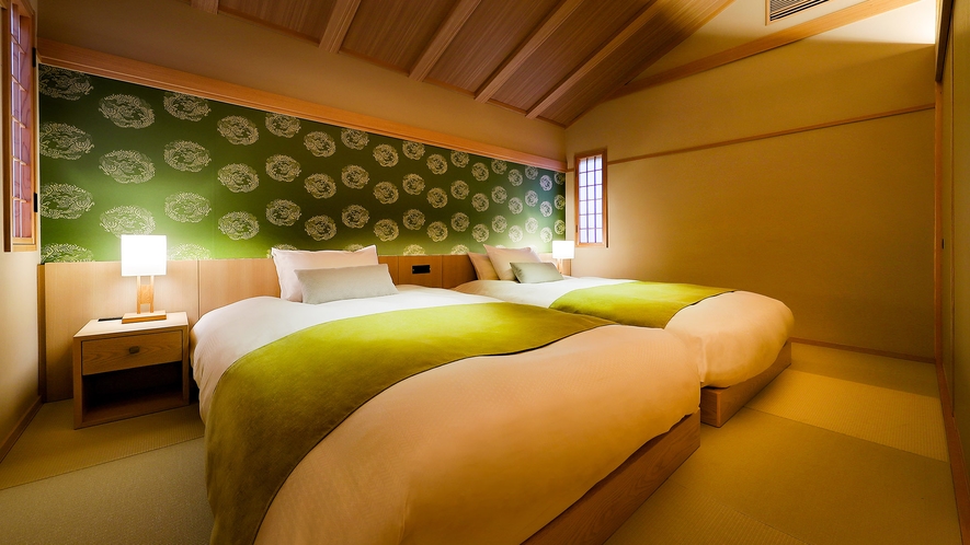 ・【離れ和室85平米・光雲】寝室のベッドはゆったりと眠れるセミダブルが２台です