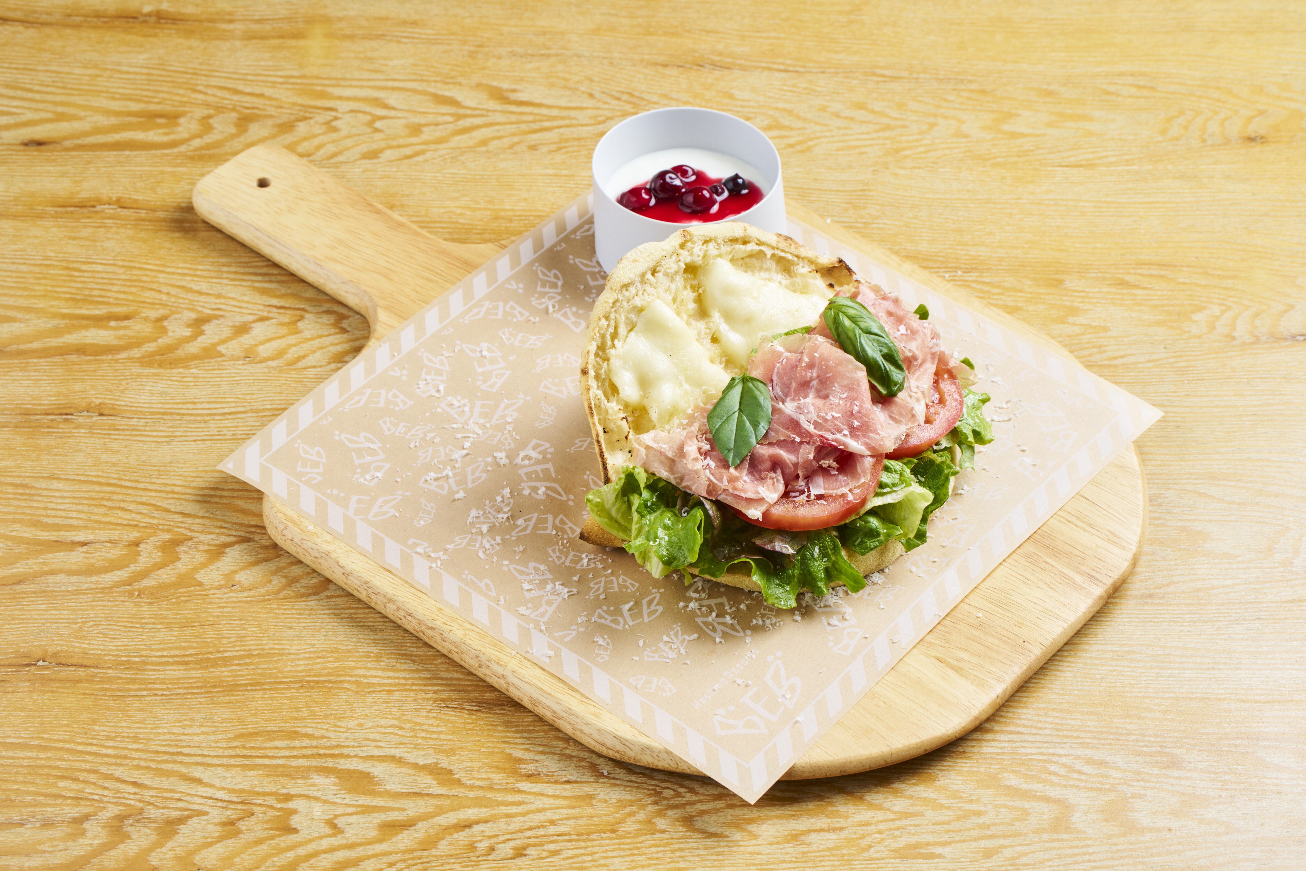 生ハムサラダパニーノ