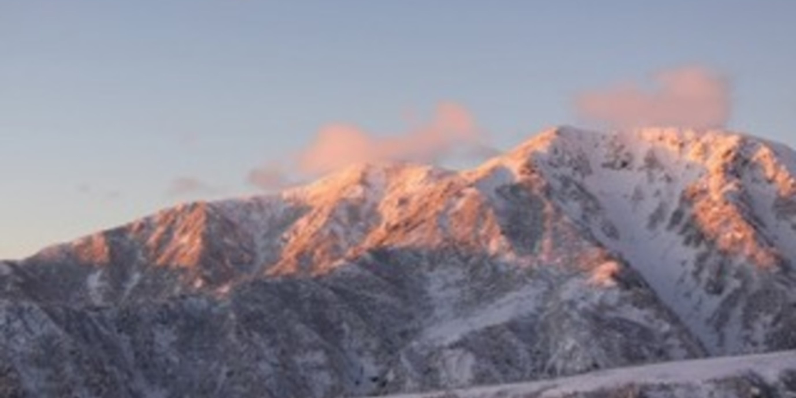 夕日に染まる大日岳（春）