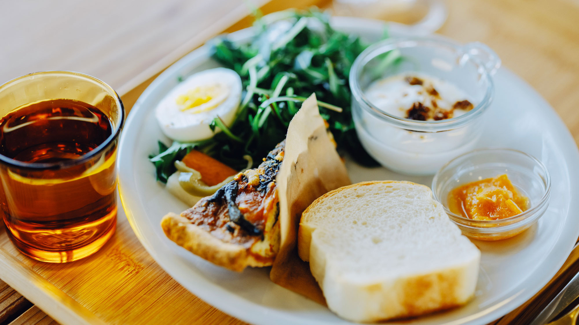 【個室×朝食付】地元食材を使用した、カフェラウンジでの洋朝食プレートを。選べる多彩なお部屋タイプ