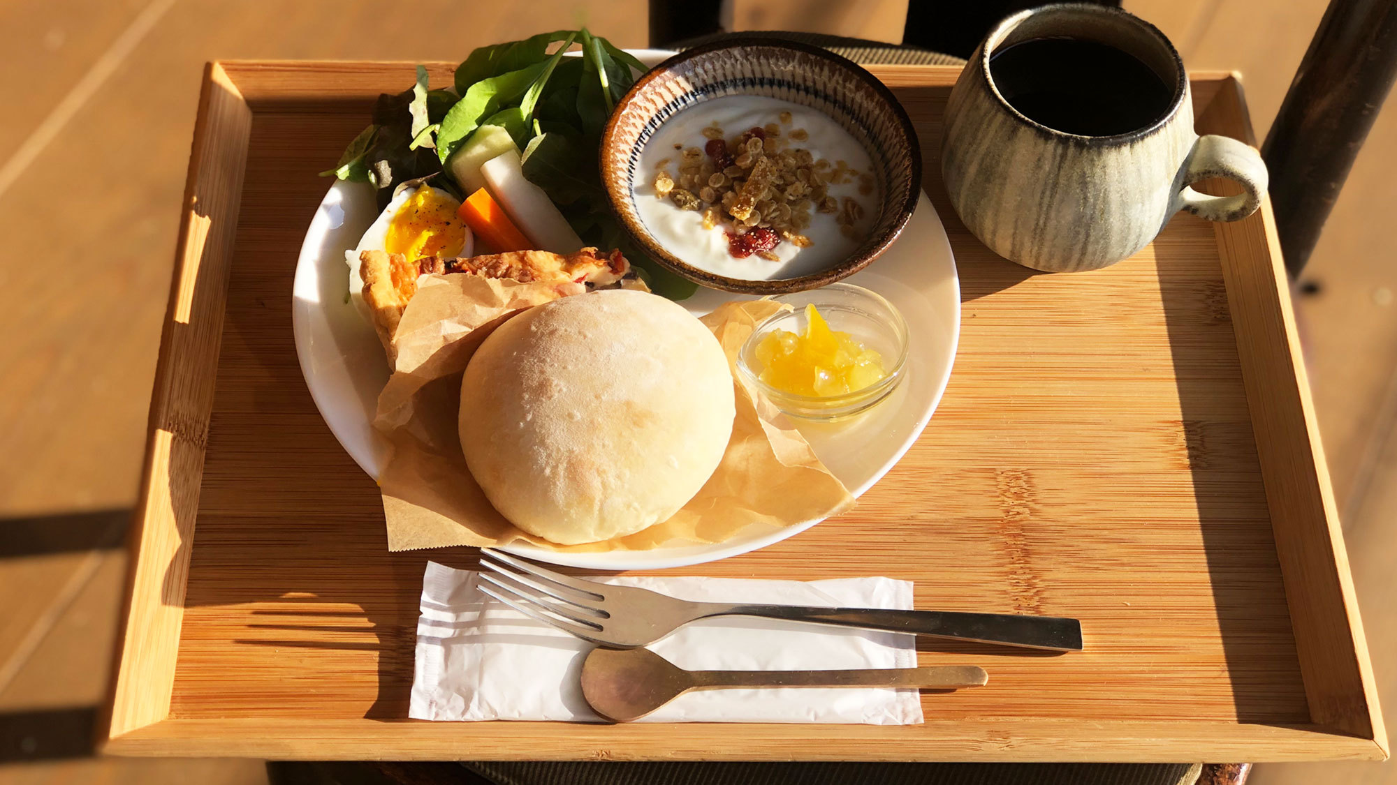 【個室×朝食付】地元食材を使用した、カフェラウンジでの洋朝食プレートを。選べる多彩なお部屋タイプ