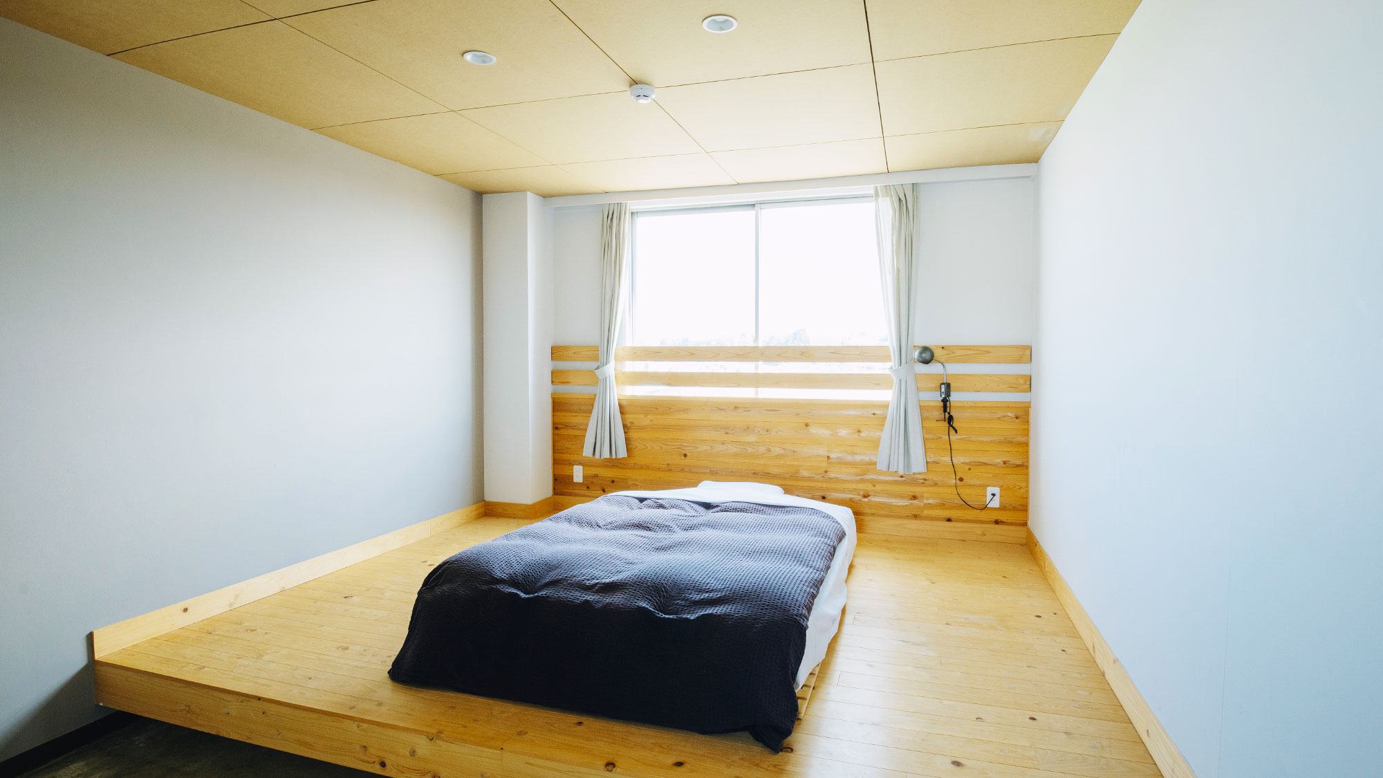【シングルルーム】お一人で快適に宿泊できる個室。小上りの床には檜を使用しています。（16m²）