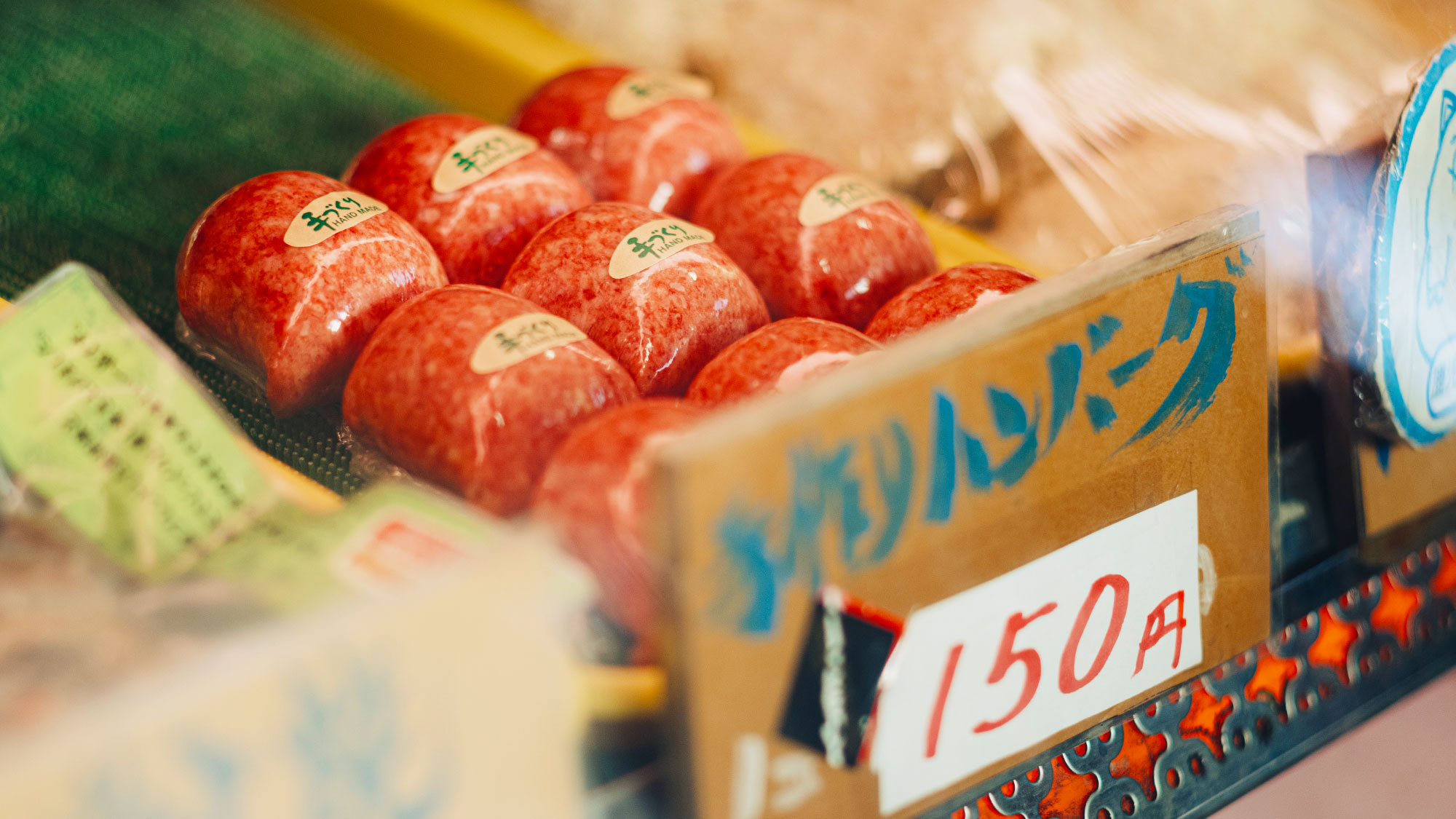 【観光情報】国産肉を衝撃価格で提供する『肉の坂商』コロッケなど食べ歩き可能商品も！当施設から徒歩4分