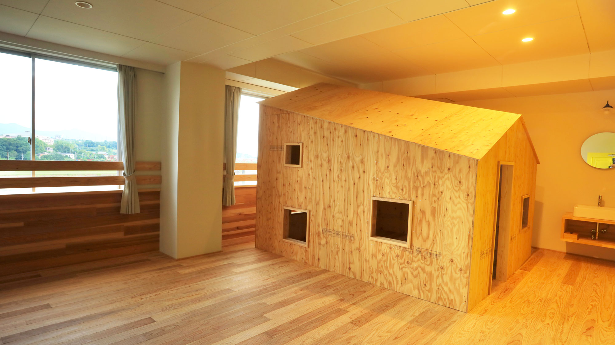【ファミリールーム"ハウス"】室内に木製の小屋付き（33m²）