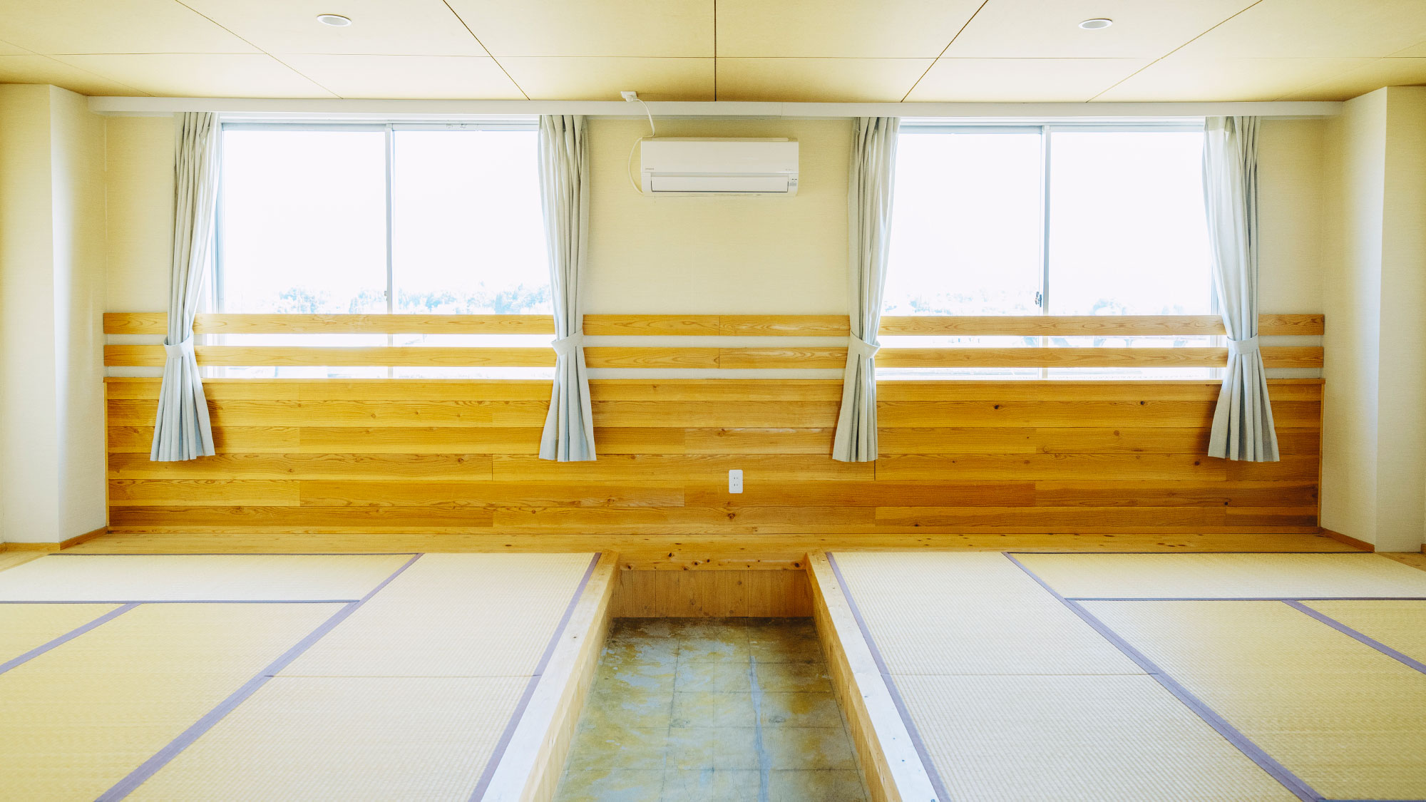 【和室】最大大人6名様までご利用可能。熊本八代産の畳を贅沢に使用した寛ぎのお部屋です。（31m²）