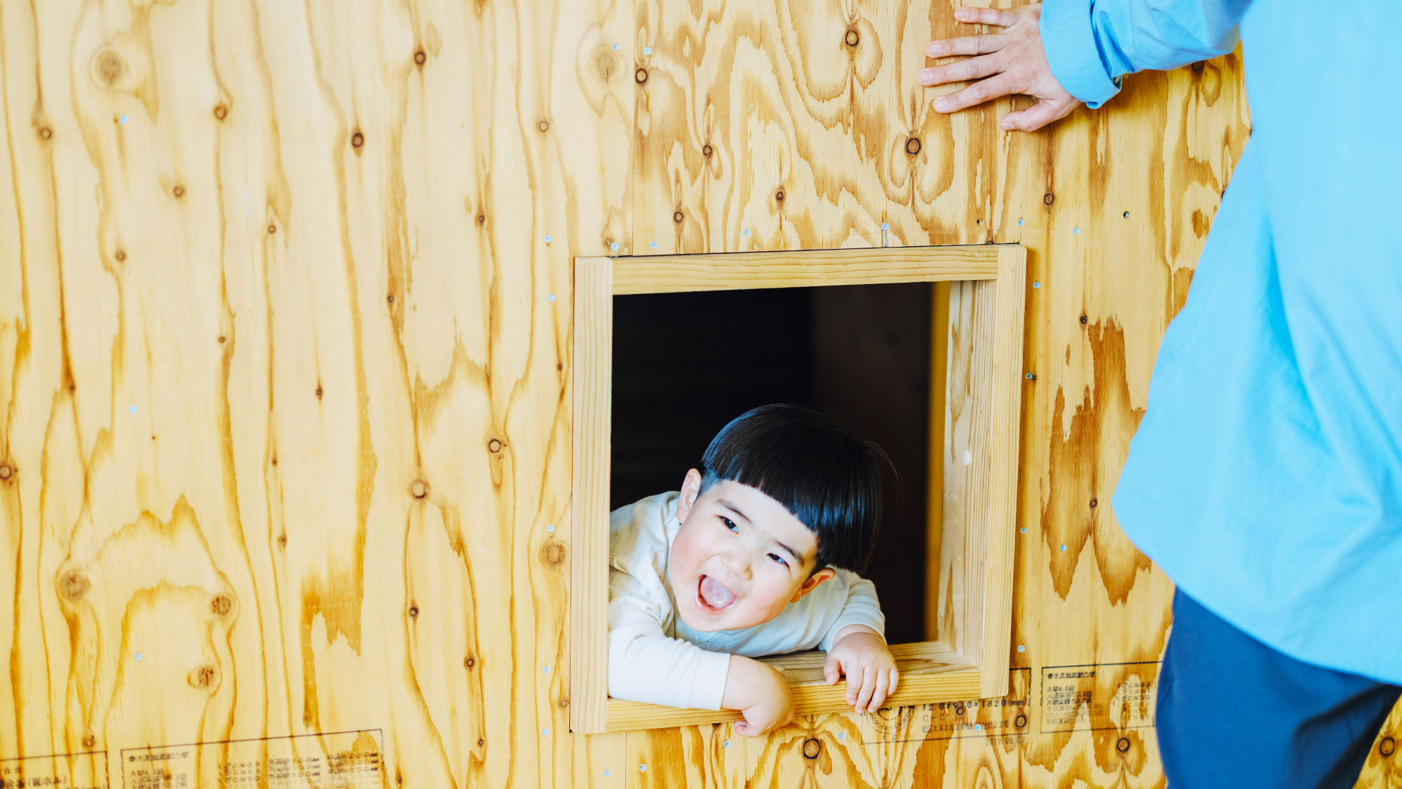 【ファミリールーム"ハウス"】小屋の窓からひょっこり！ご家族と楽しい時間をお過ごしください。