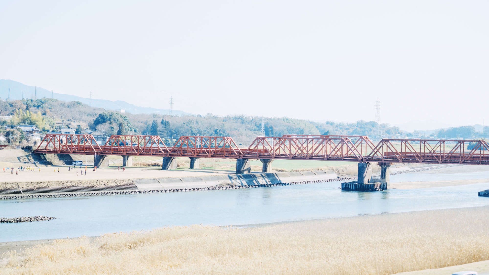 【観光情報】菊池川河川敷。広々とした河川敷からは川の上を走る電車の姿を見ることが出来ます。