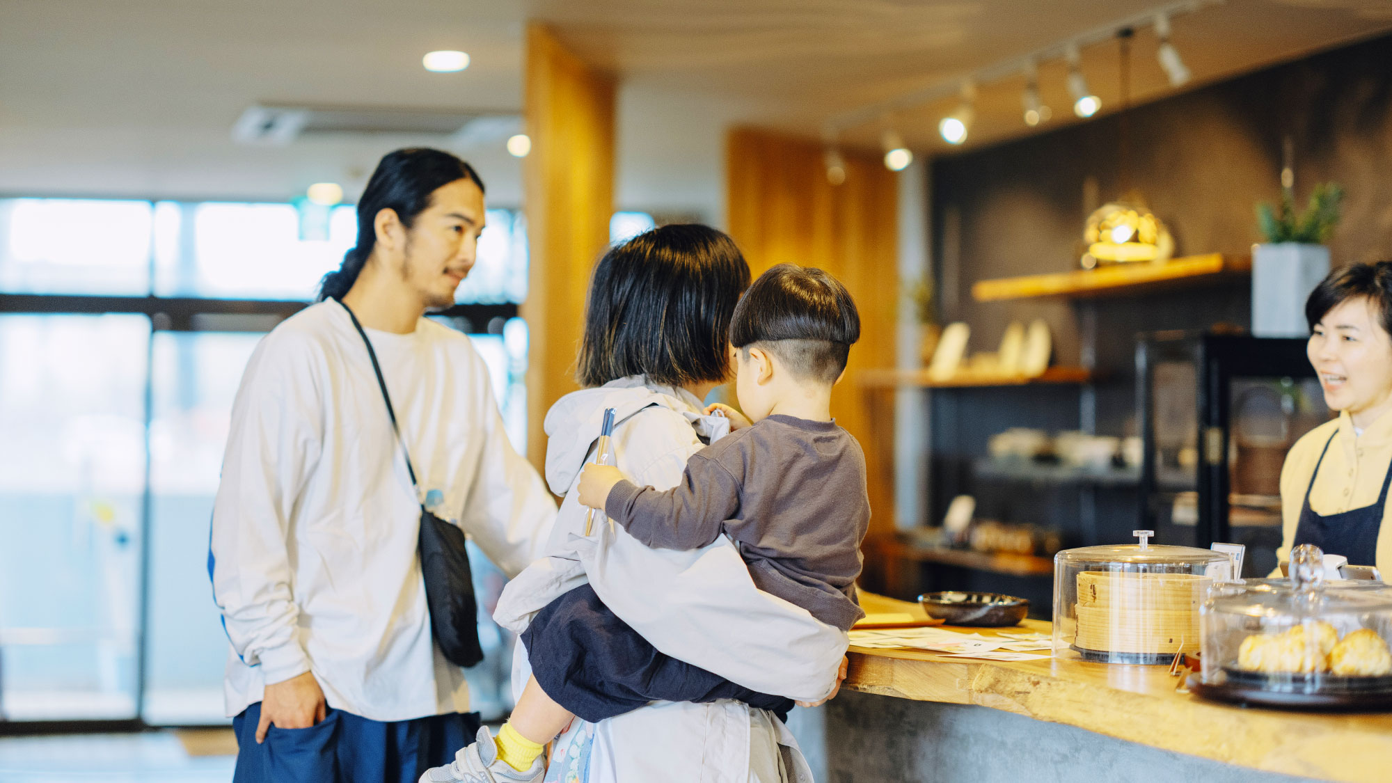 【1階・カフェラウンジ】受付カウンターにてご注文をお伺いいたします。