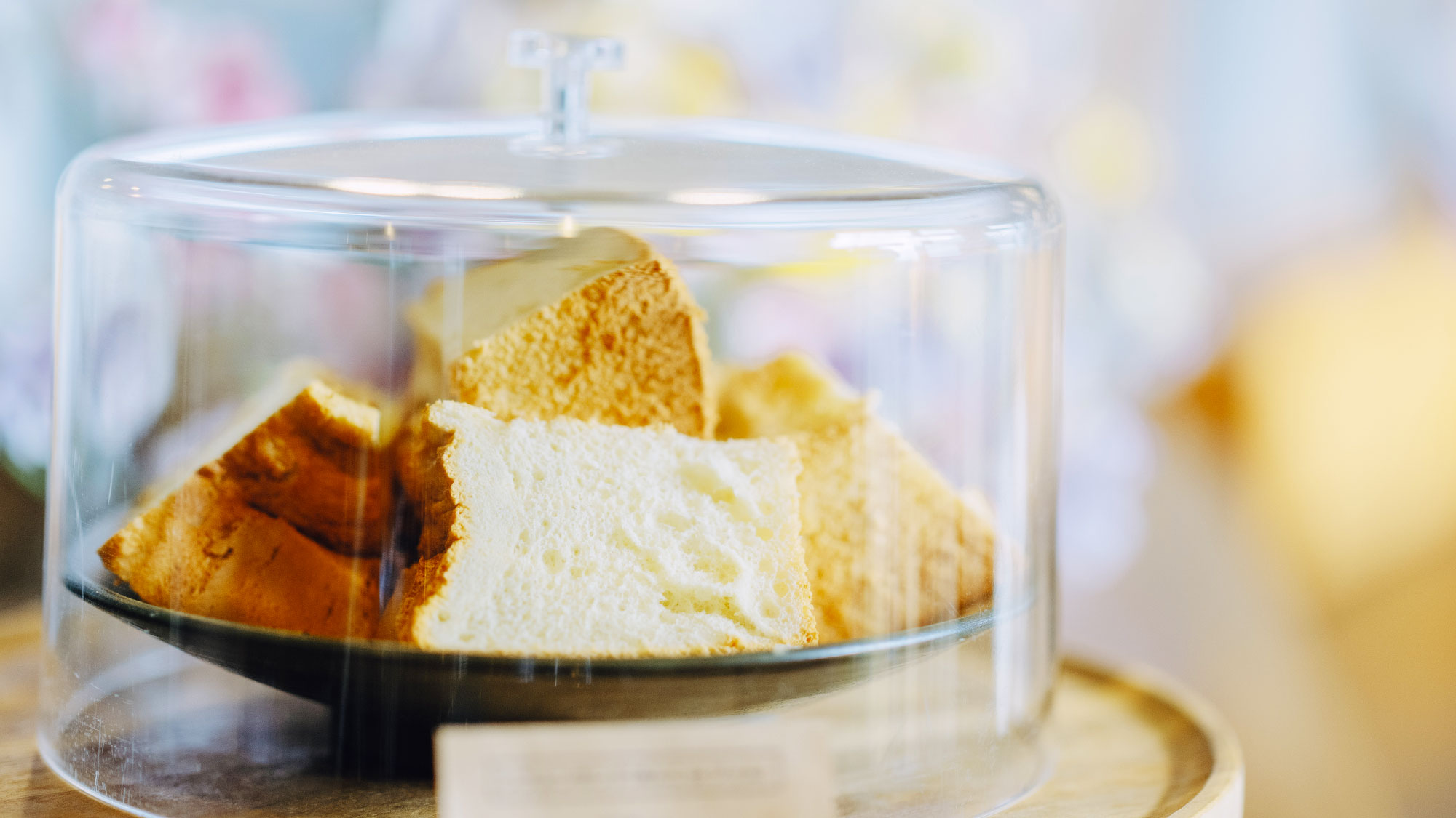 【1階・カフェラウンジ】顔の見える生産者さんの食材や果物で作られた季節のケーキが並びます。