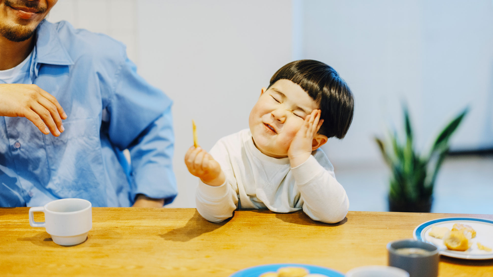 【共用キッチン】大きなダイニングテーブルでお食事することも可能です。