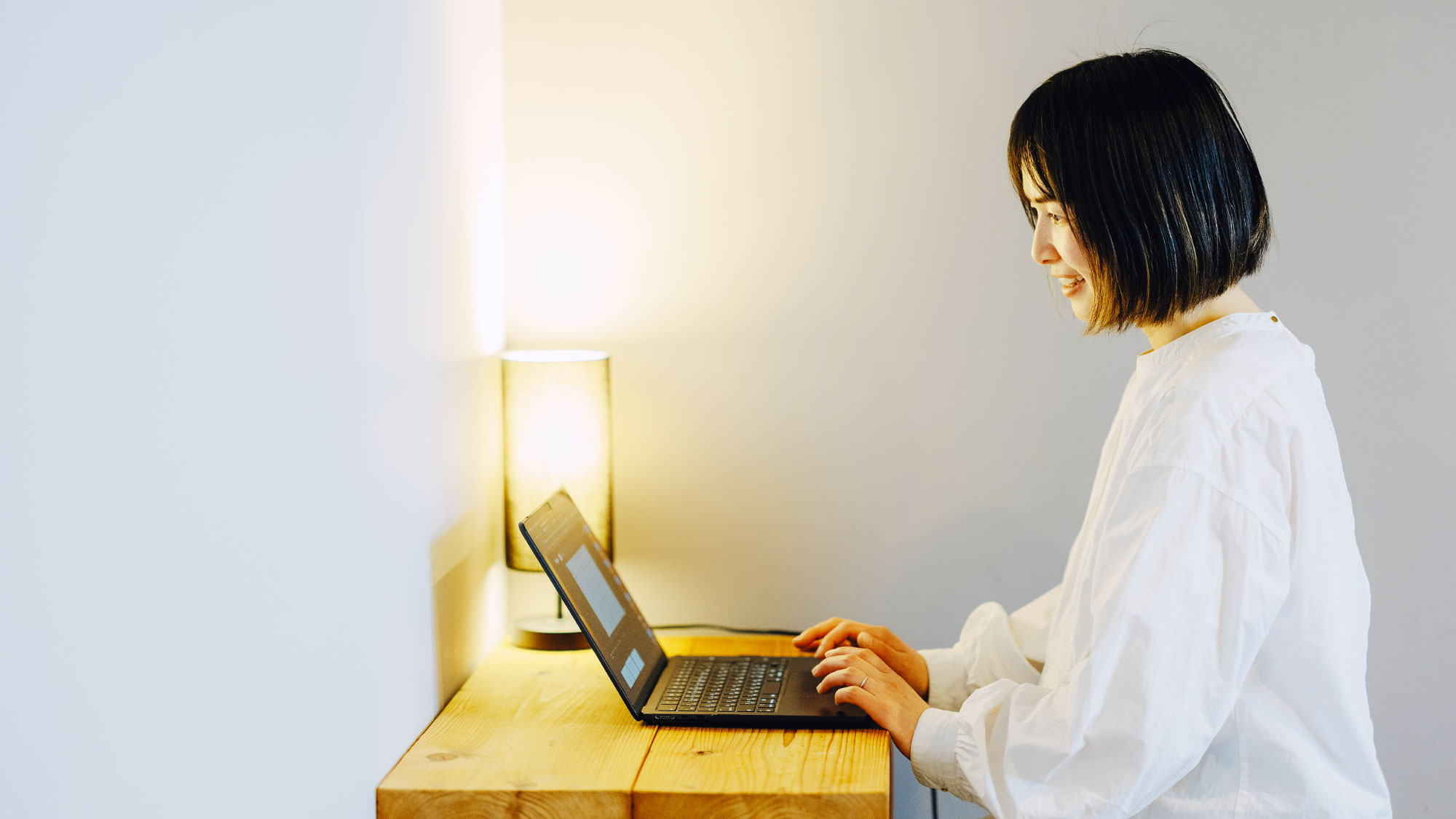 【シングルルーム】作業などができるテーブルと椅子も完備。出張やひとり旅、ワーケーションなどにおすすめ