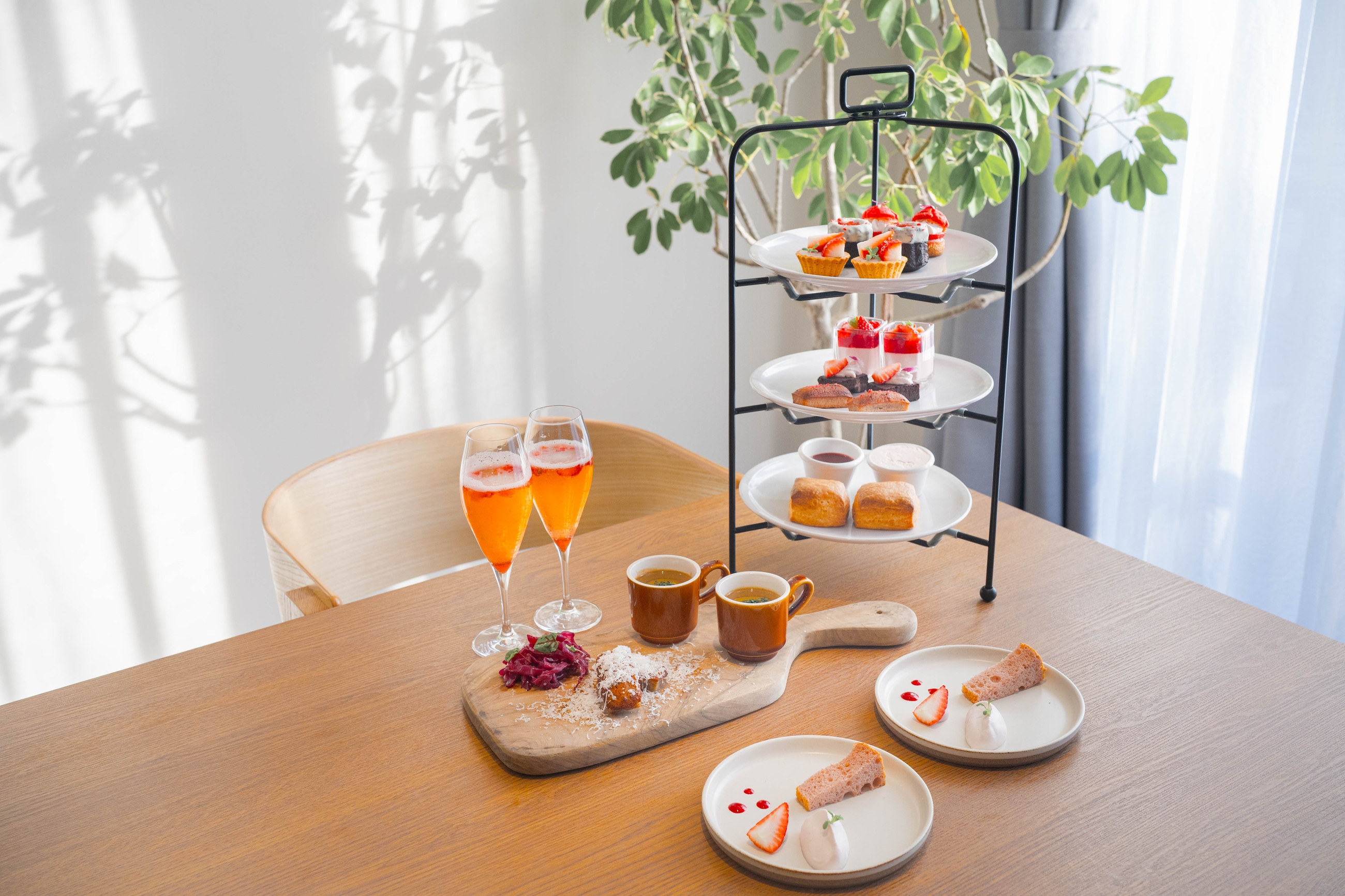 【アフタヌーンティー付き】季節のスイーツを味わうティータイムで心解けるひとときを