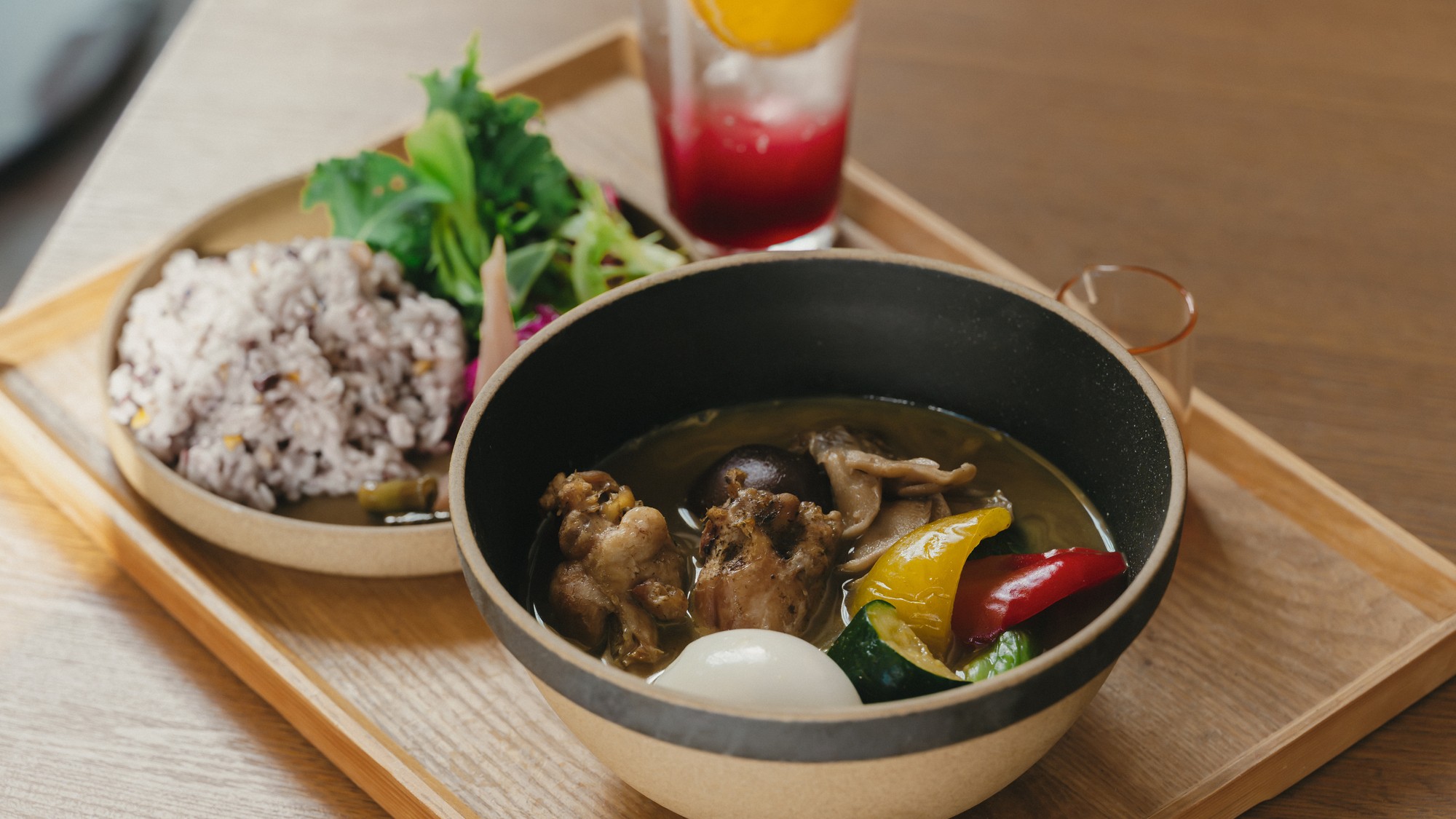 THE TABLE特製サ飯 「ボーンベジブロス ととのい極カレー・赤紫蘇ソーダ」