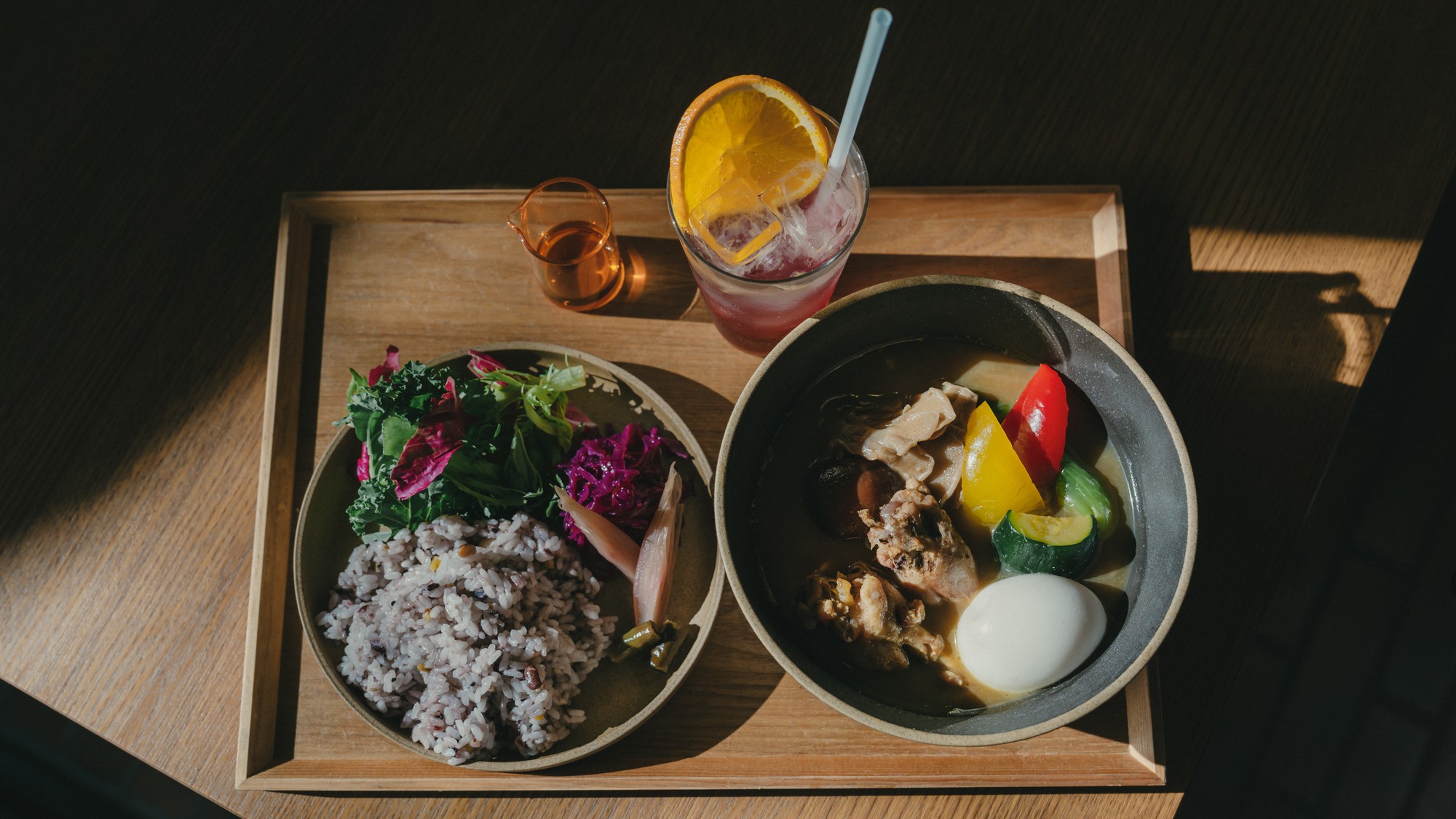 THE TABLE特製サ飯 「ボーンベジブロス ととのい極カレー・赤紫蘇ソーダ」