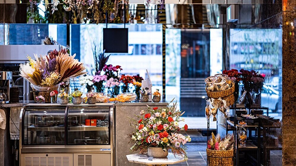 フラワーショップ&カフェ　「モンパルナス 」（1階）