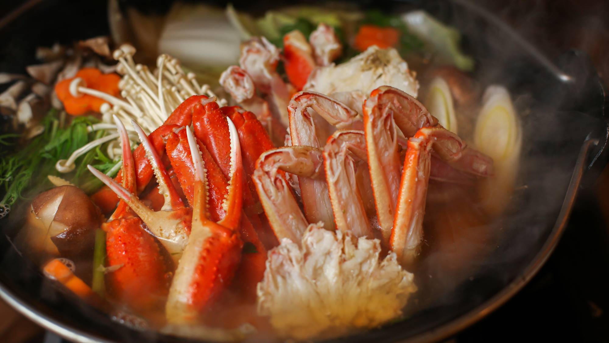 ・【カニ鍋満喫プラン 料理一例】あったかい蟹鍋をお楽しみください。