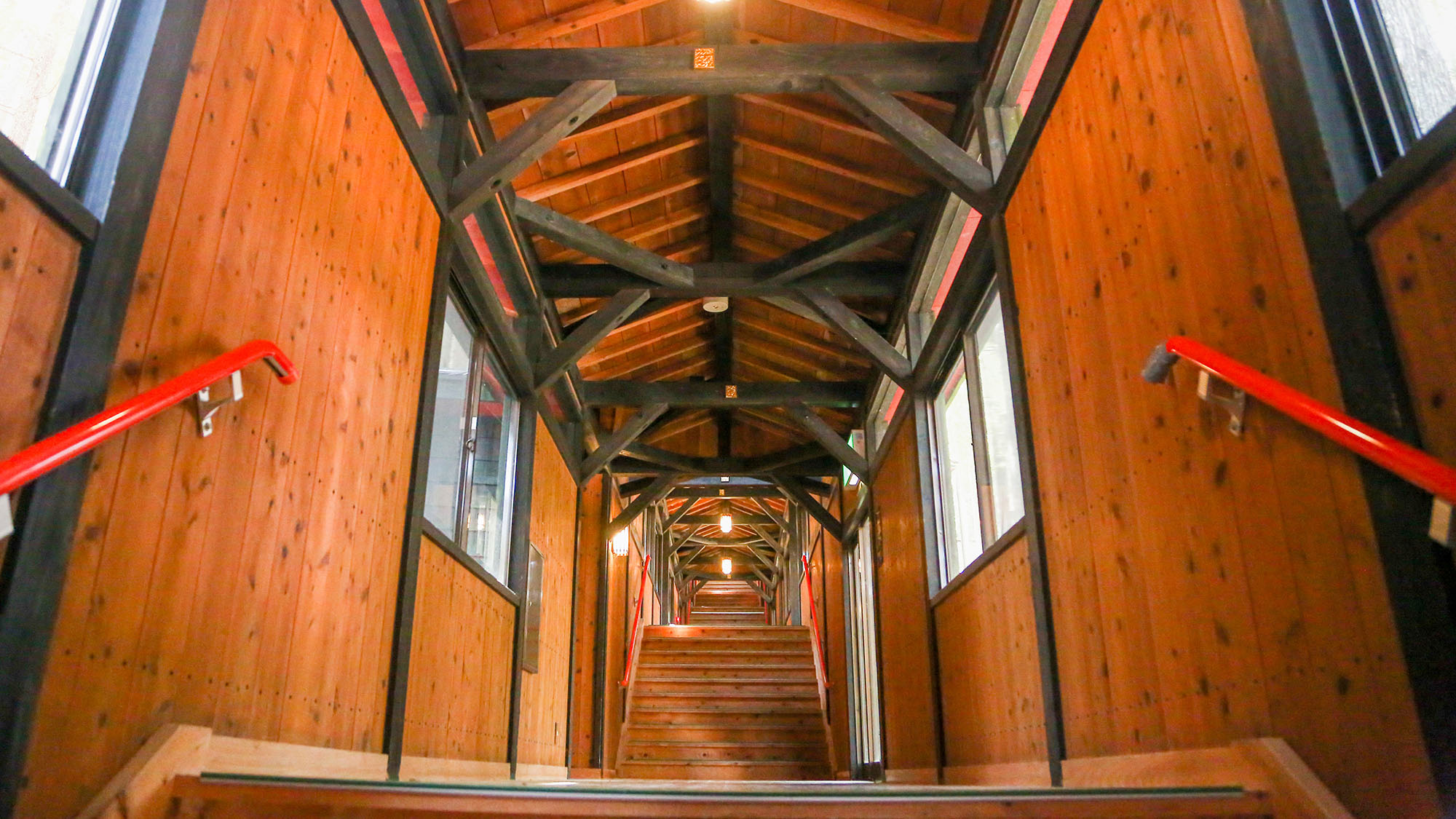 ・【宿泊棟】3階建ての延べ116段の木製の長い階段が印象的