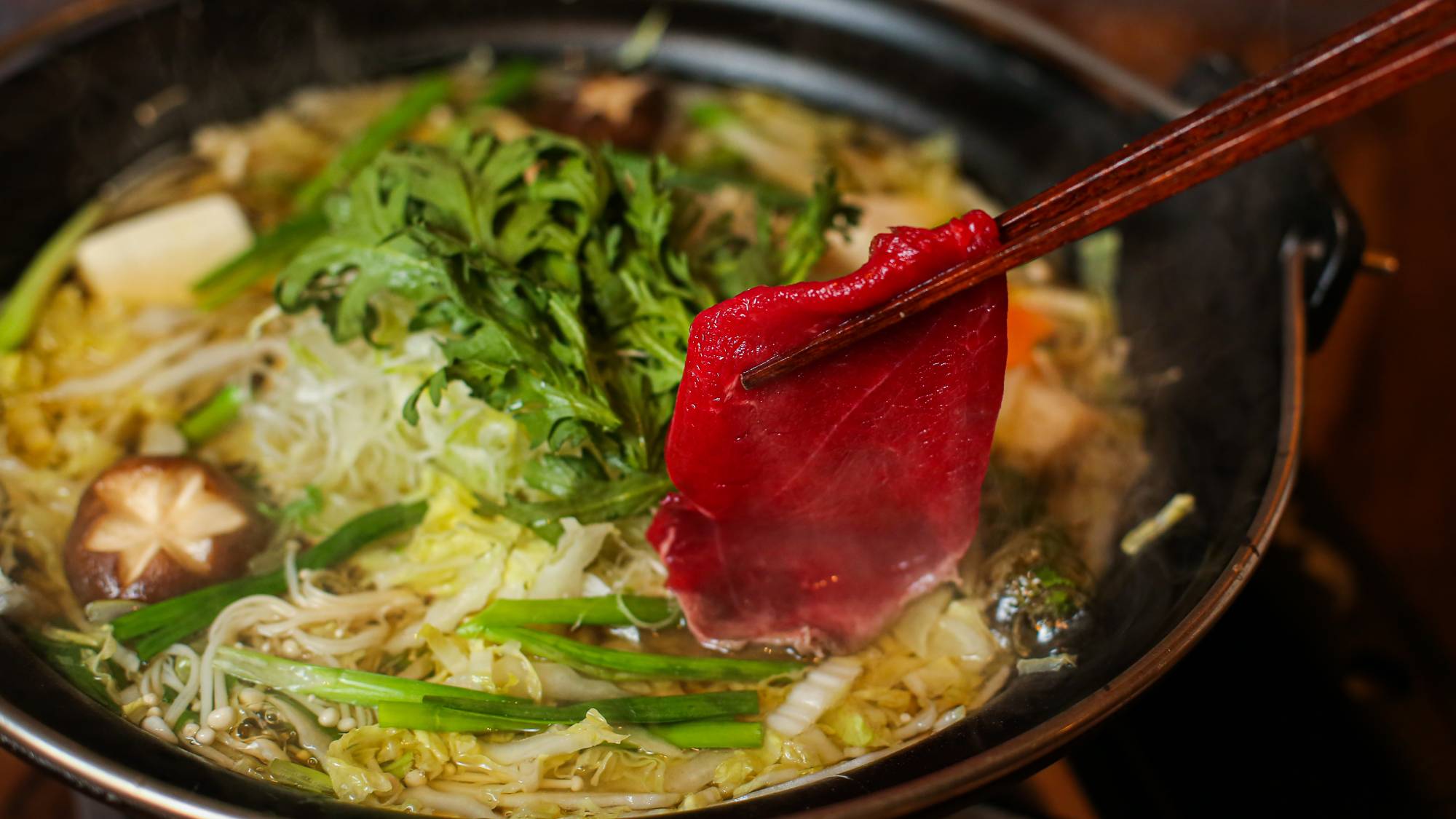 ・【ジビエプラン（鹿） 料理一例】鹿肉すき焼きorしゃぶしゃぶをお選びいただけます。