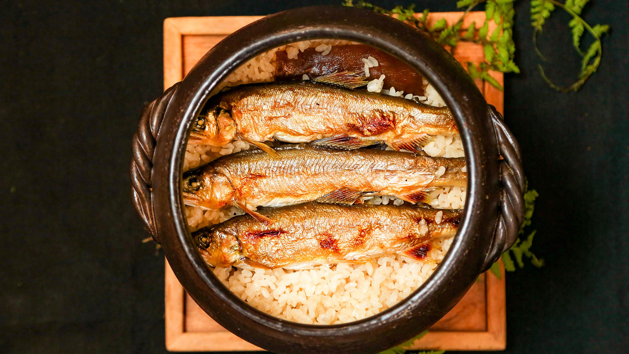 ・【鮎御膳】土鍋で炊いた鮎ご飯。鮎の出汁を吸った米が美味です